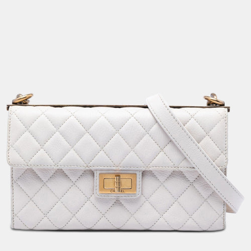 src:http://cdn.theluxurycloset.com/uploads/products/full/luxury-women-chanel-used-handbags-p1380568-005.jpg
