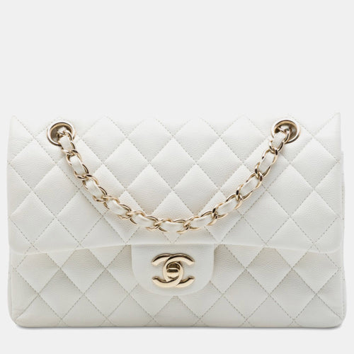 src:http://cdn.theluxurycloset.com/uploads/products/full/luxury-women-chanel-used-handbags-p1430571-006.jpg