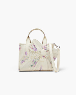 src:https://media.marcjacobs.com/match/product_style_code/2f6htt033h02/nrf/107/sequence/main/