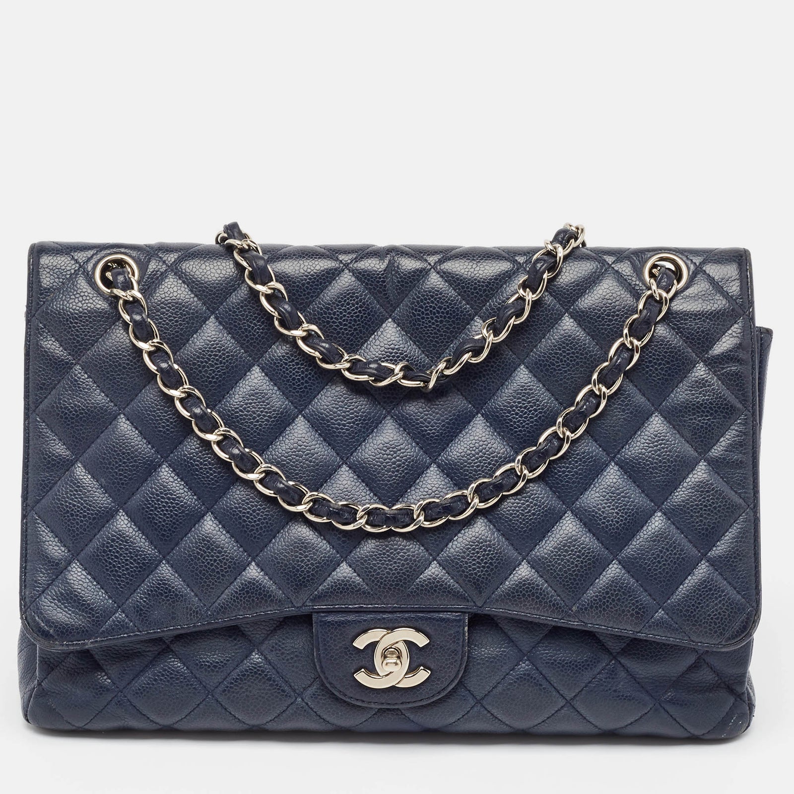 Chanel Sac à rabat classique maxi en cuir caviar matelassé bleu marine