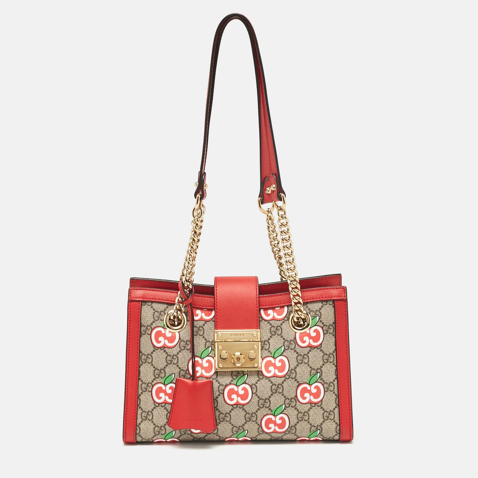 Gucci Kleine Schultertasche mit Vorhängeschloss aus GG Supreme Canvas mit Apfel-Print in Rot/Beige