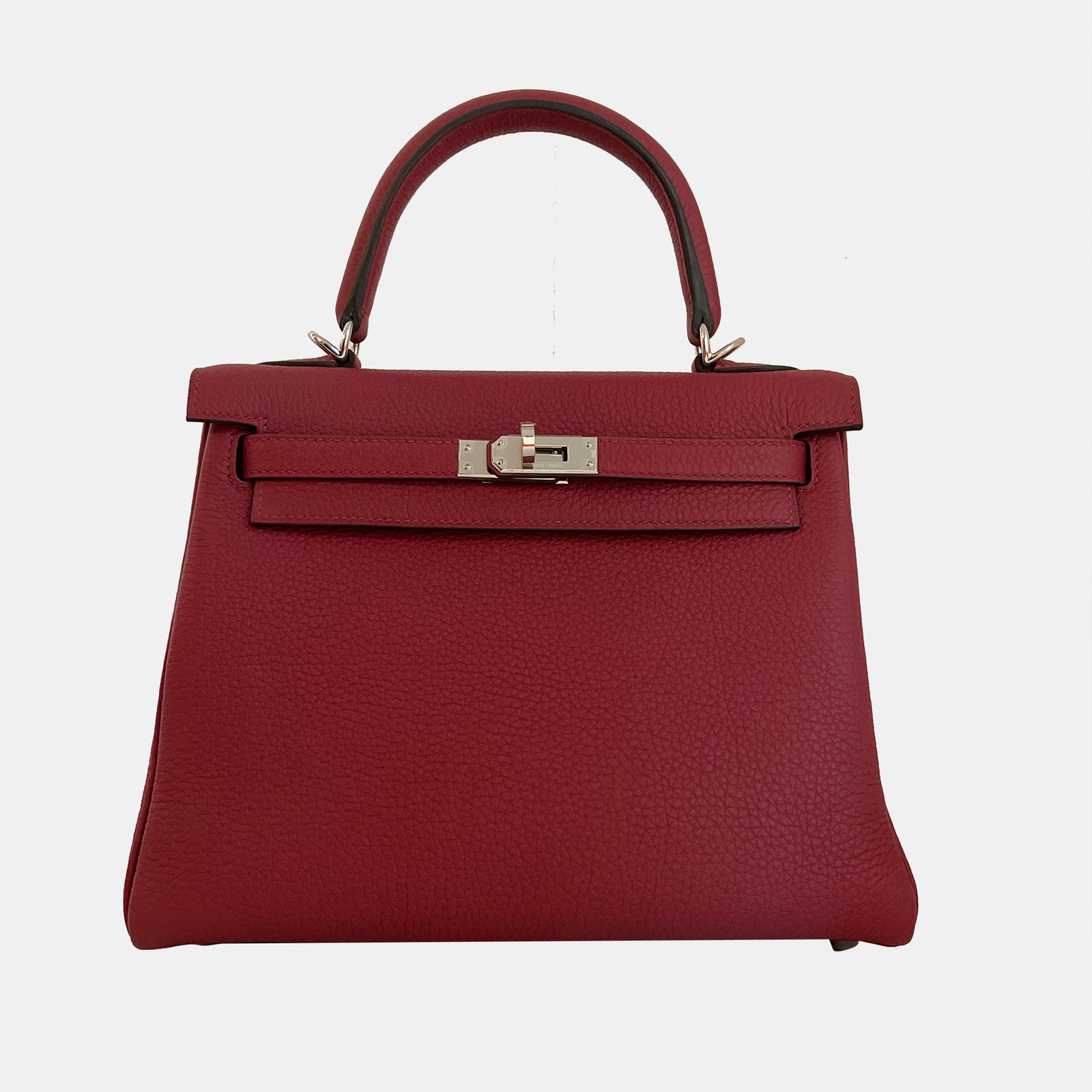 Herm?s Sac Kelly Retourne 25 en cuir rouge Togo avec accessoires en palladium