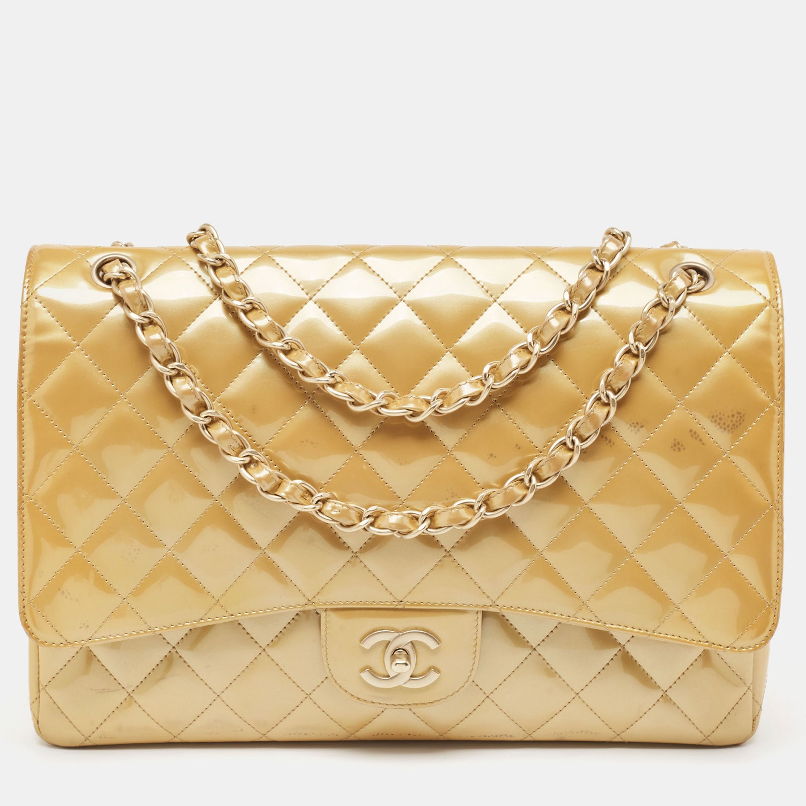 Chanel Sac à rabat classique maxi en cuir verni matelassé crème