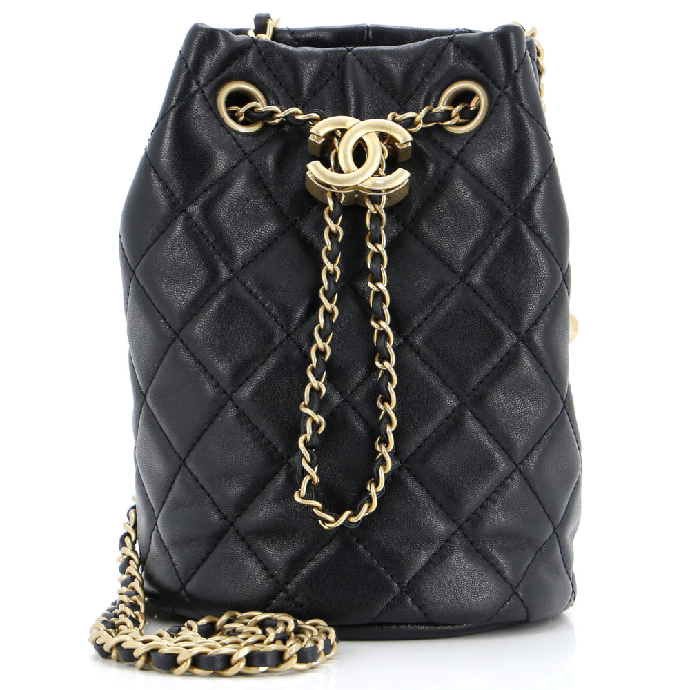 CHANEL Pearl Crush Bucket Bag aus gestepptem Lammleder