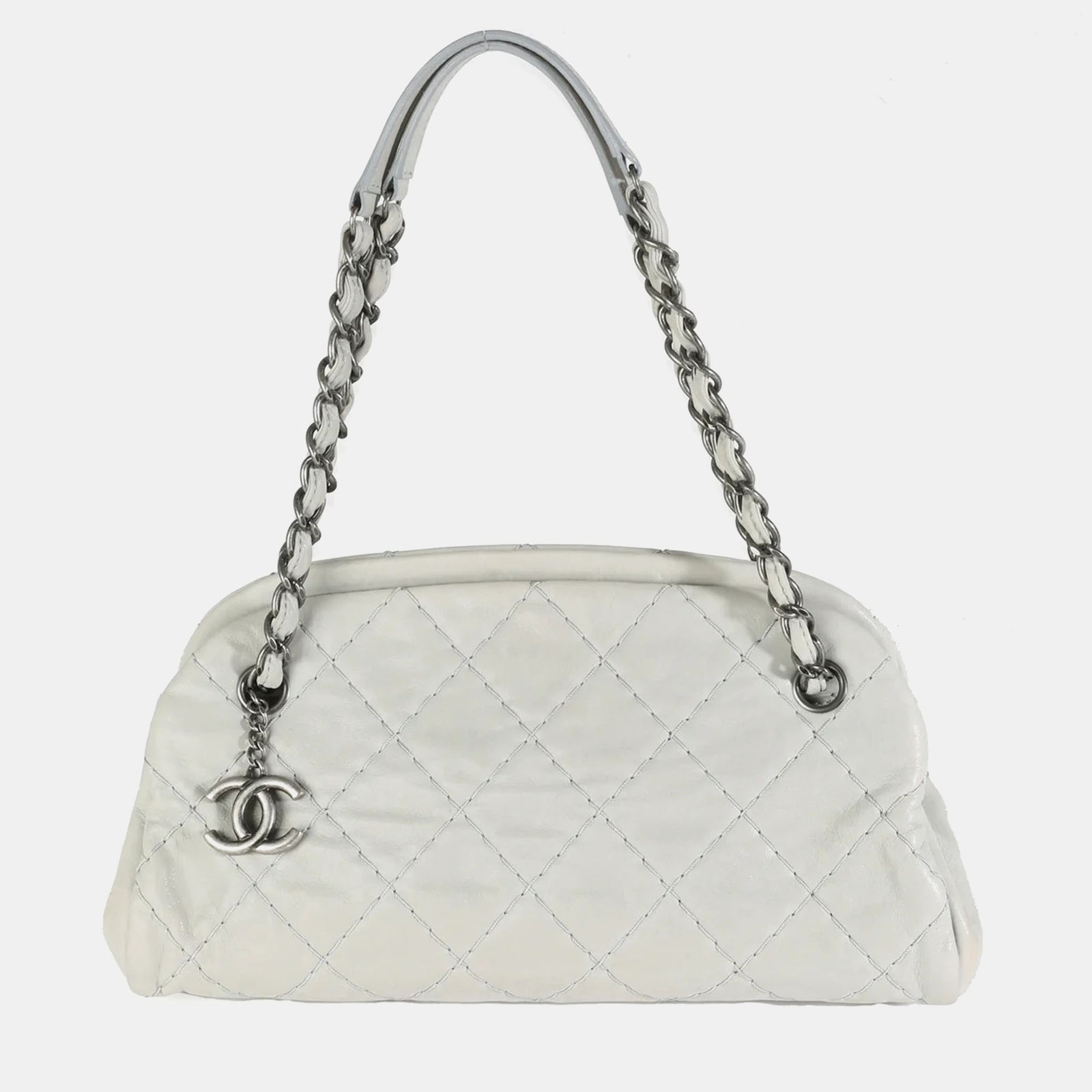 Chanel 11P Bowlingtasche „Just Mademoiselle“ aus schillerndem Kalbsleder in Silber