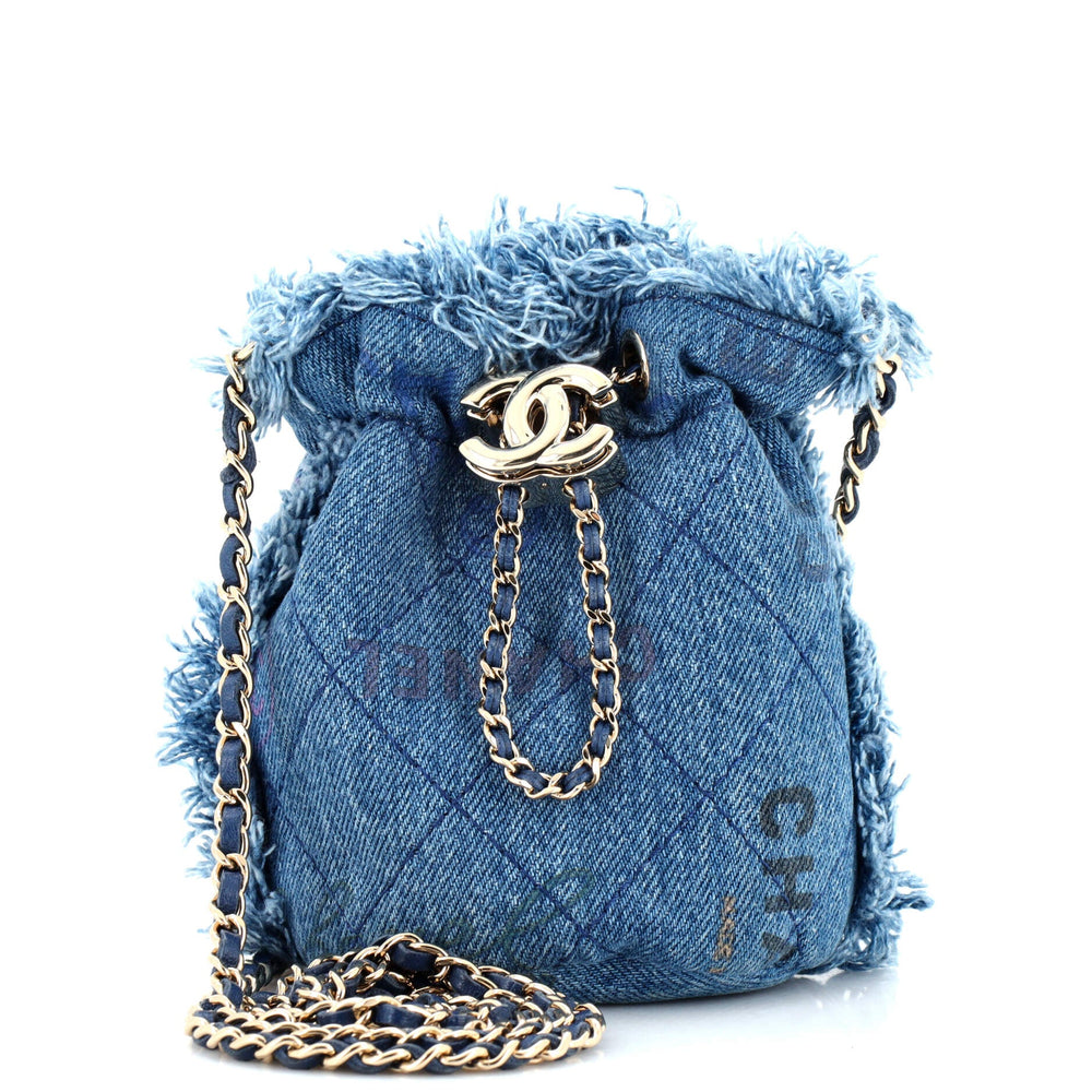 CHANEL Denim Mood Chain Bucket Bag Mini-Beutel aus gestepptem Denim mit Fransen