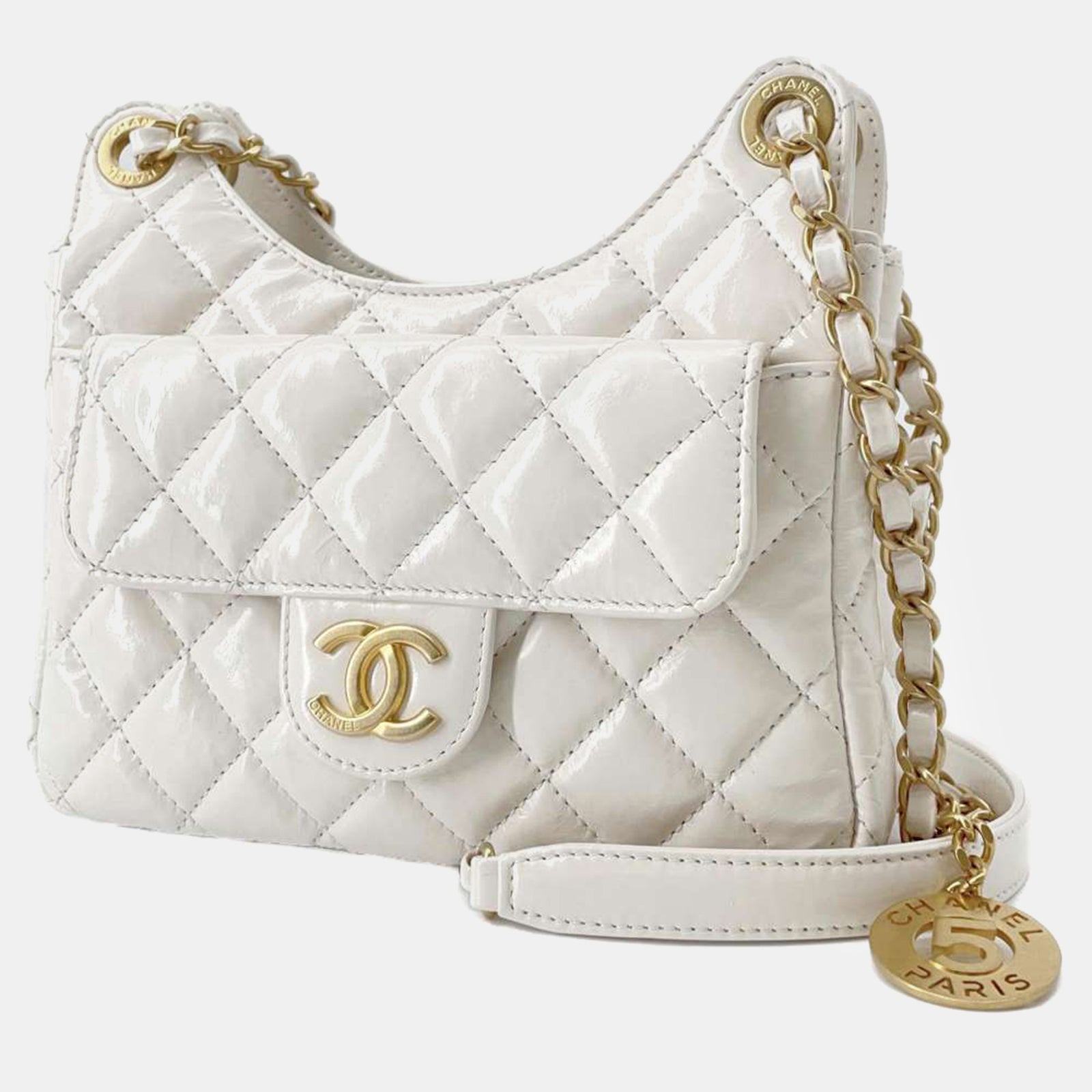 Chanel CHANEL Kleine gewellte CC Hobo-Tasche aus glänzendem Kalbsleder in Weiß