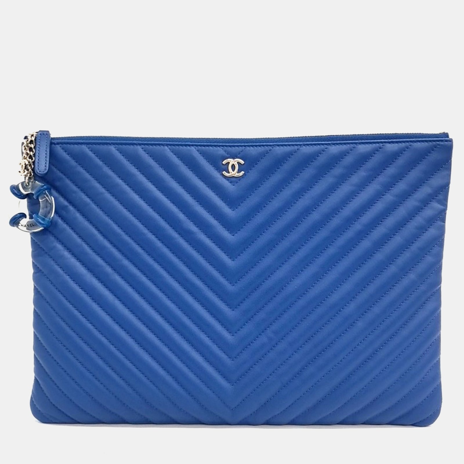 Chanel Große Clutch mit Chevron-Anhänger