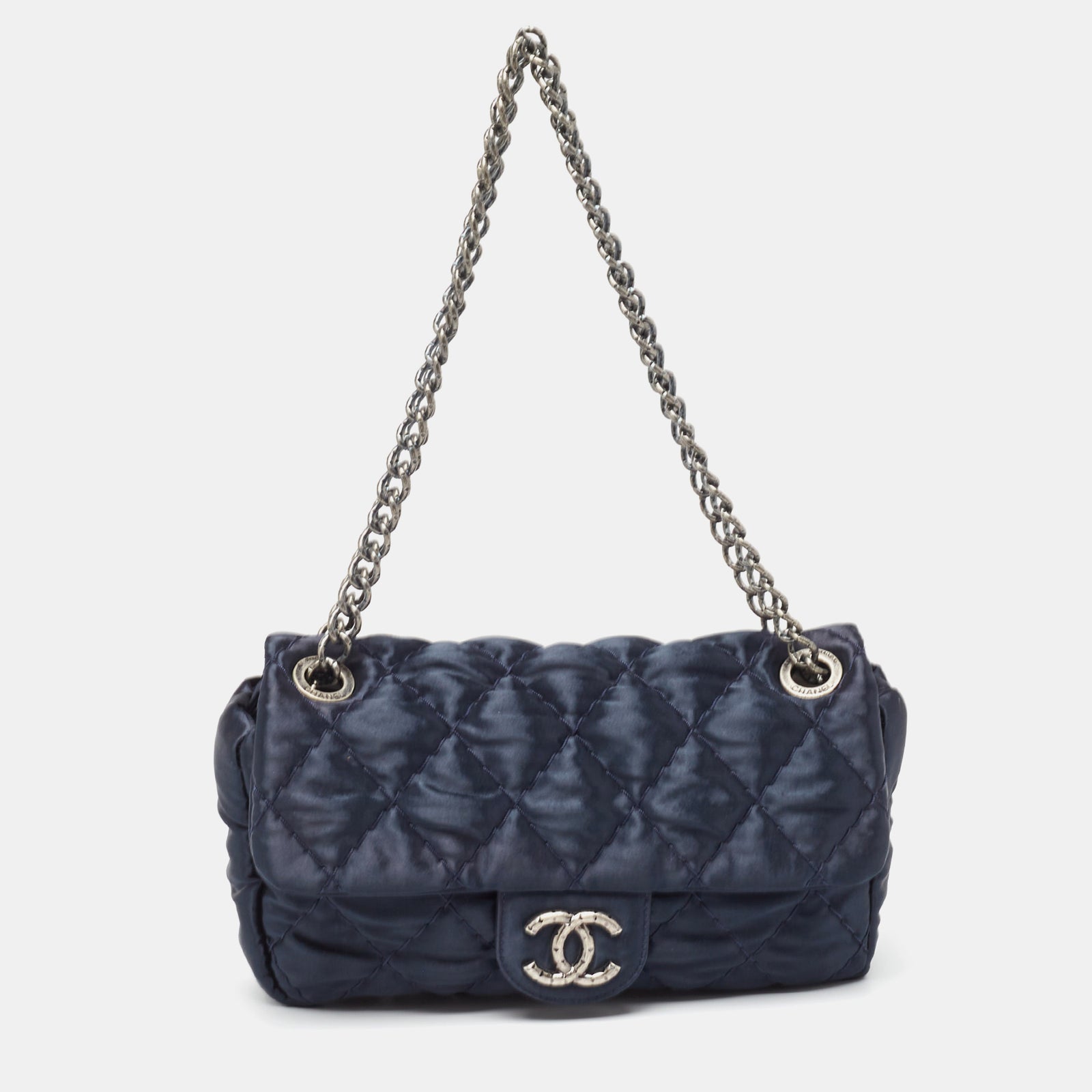 Chanel Sac à rabat classique moyen en satin matelassé bleu marine