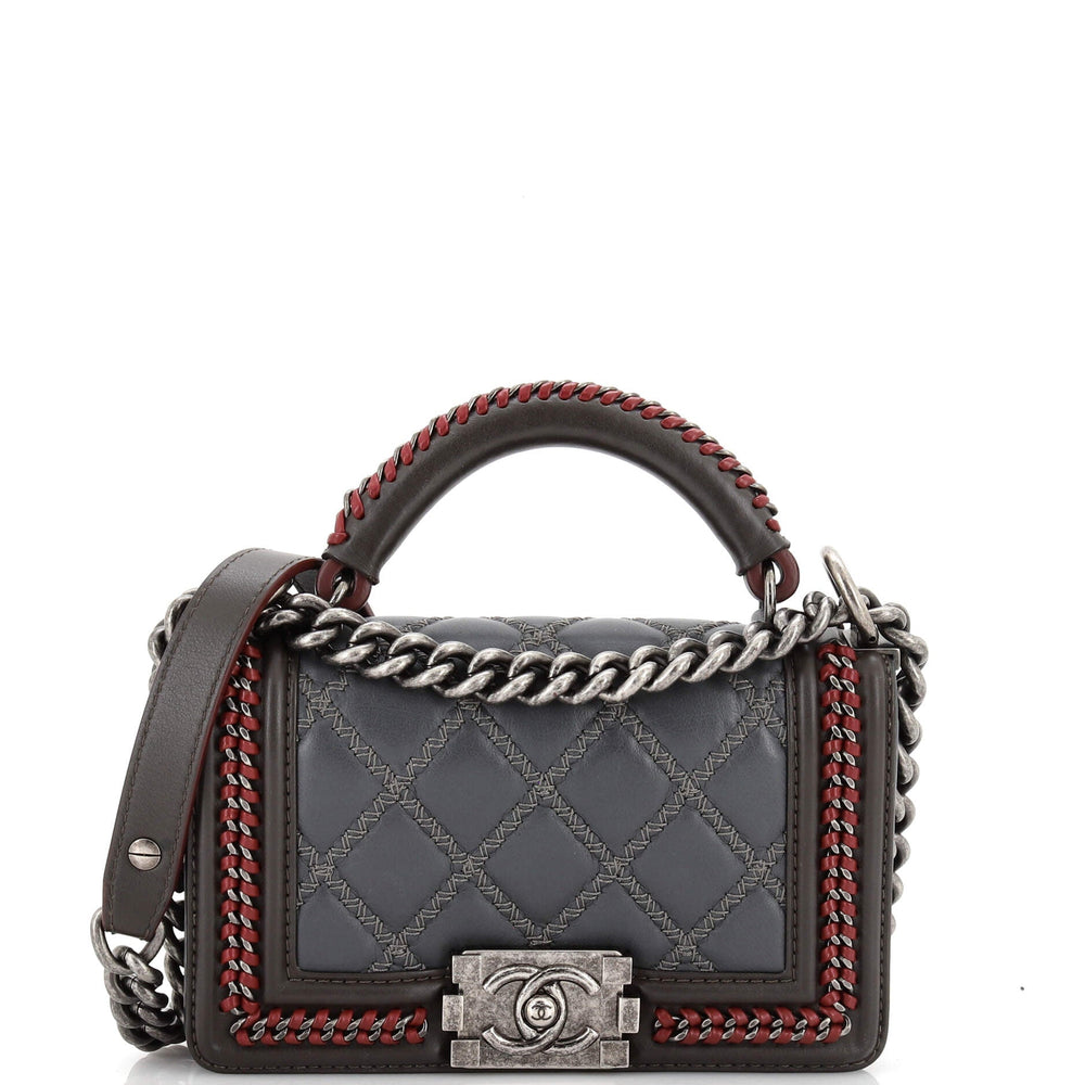 CHANEL Paris-Salzburg Boy Flap Bag mit Kettengriff, gestepptes Lammleder, klein