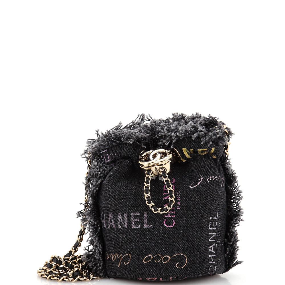 CHANEL Denim Mood Chain Bucket Bag Mini-Beutel aus gestepptem Denim mit Fransen