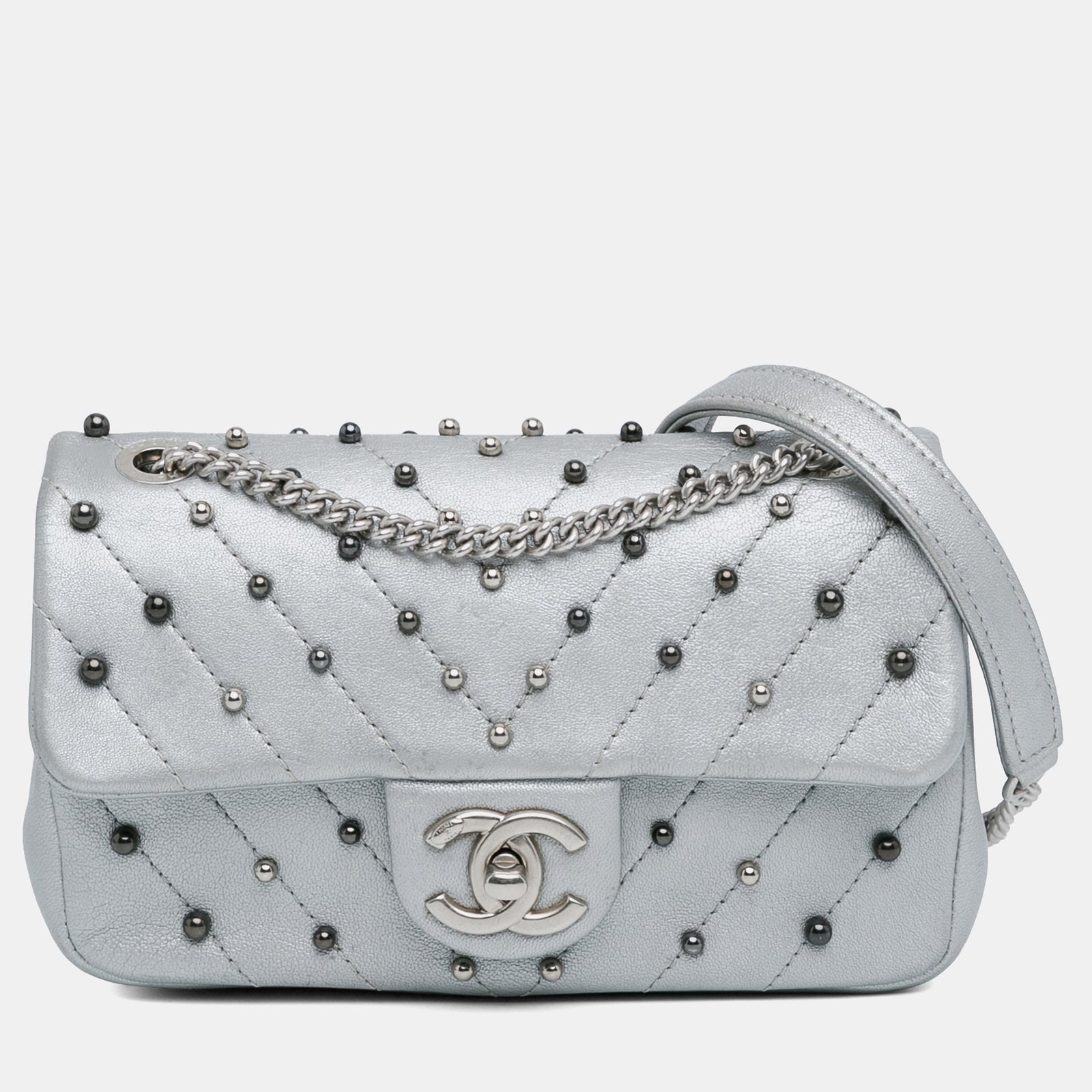 Chanel Mini sac à rabat rectangulaire en cuir d'agneau argenté avec chevrons matelassés et clous Wars