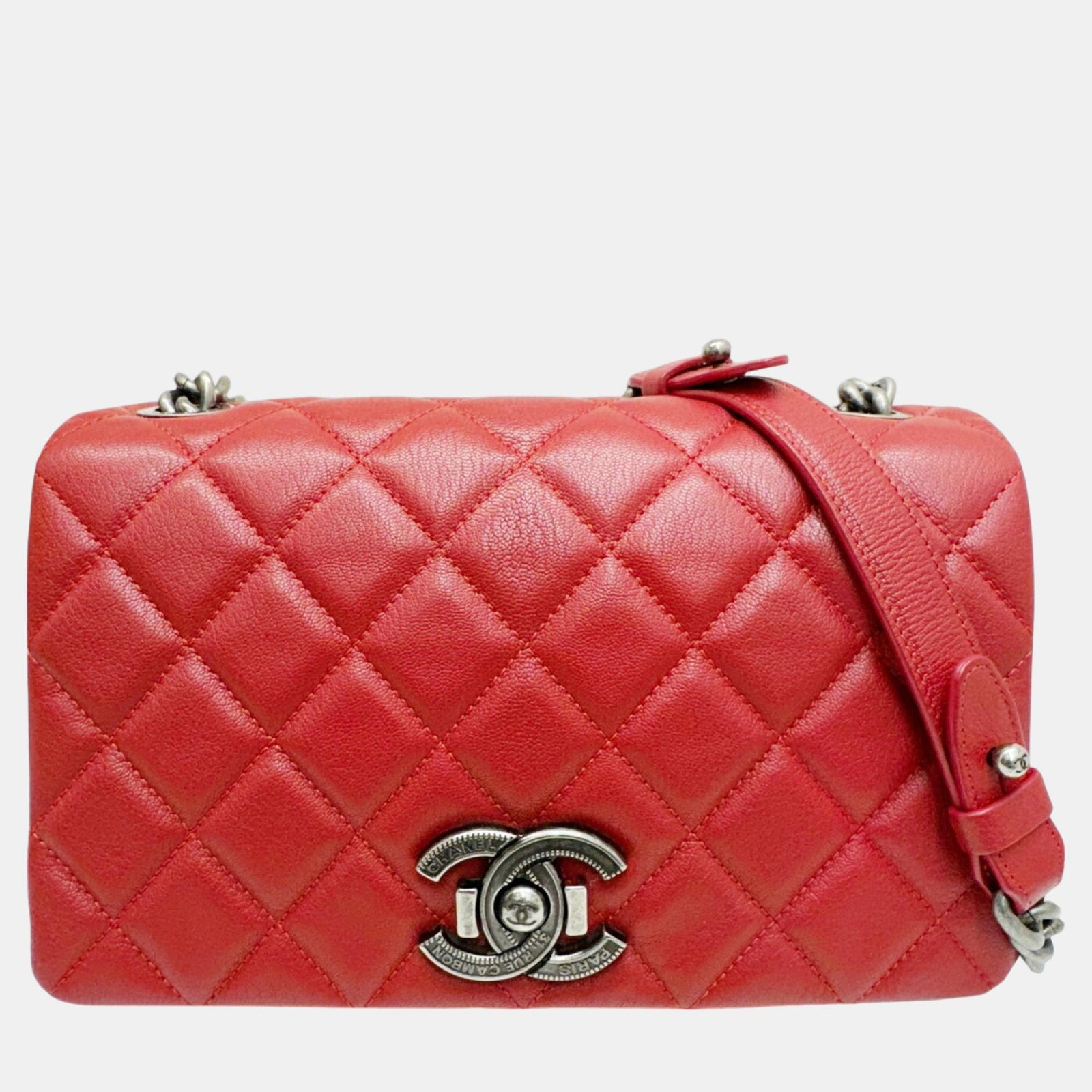 Chanel Schultertasche aus Matelassé-Gewebe mit durchgehender Klappe und Kette in Rot