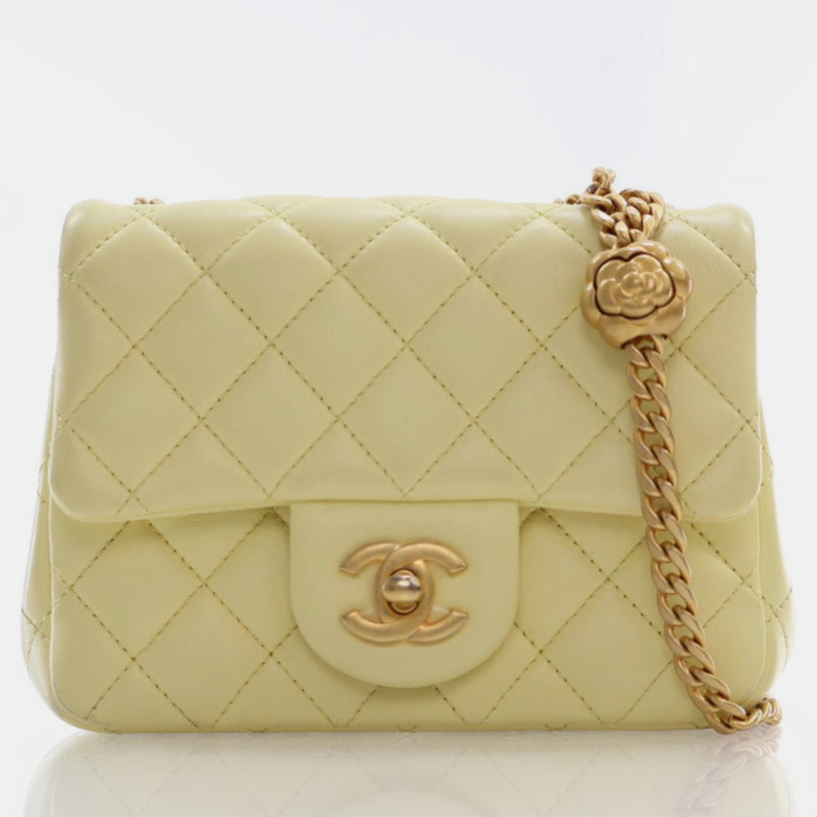 Chanel Mini sac carré à rabat ajustable en cuir d'agneau matelassé Sweet Camellia