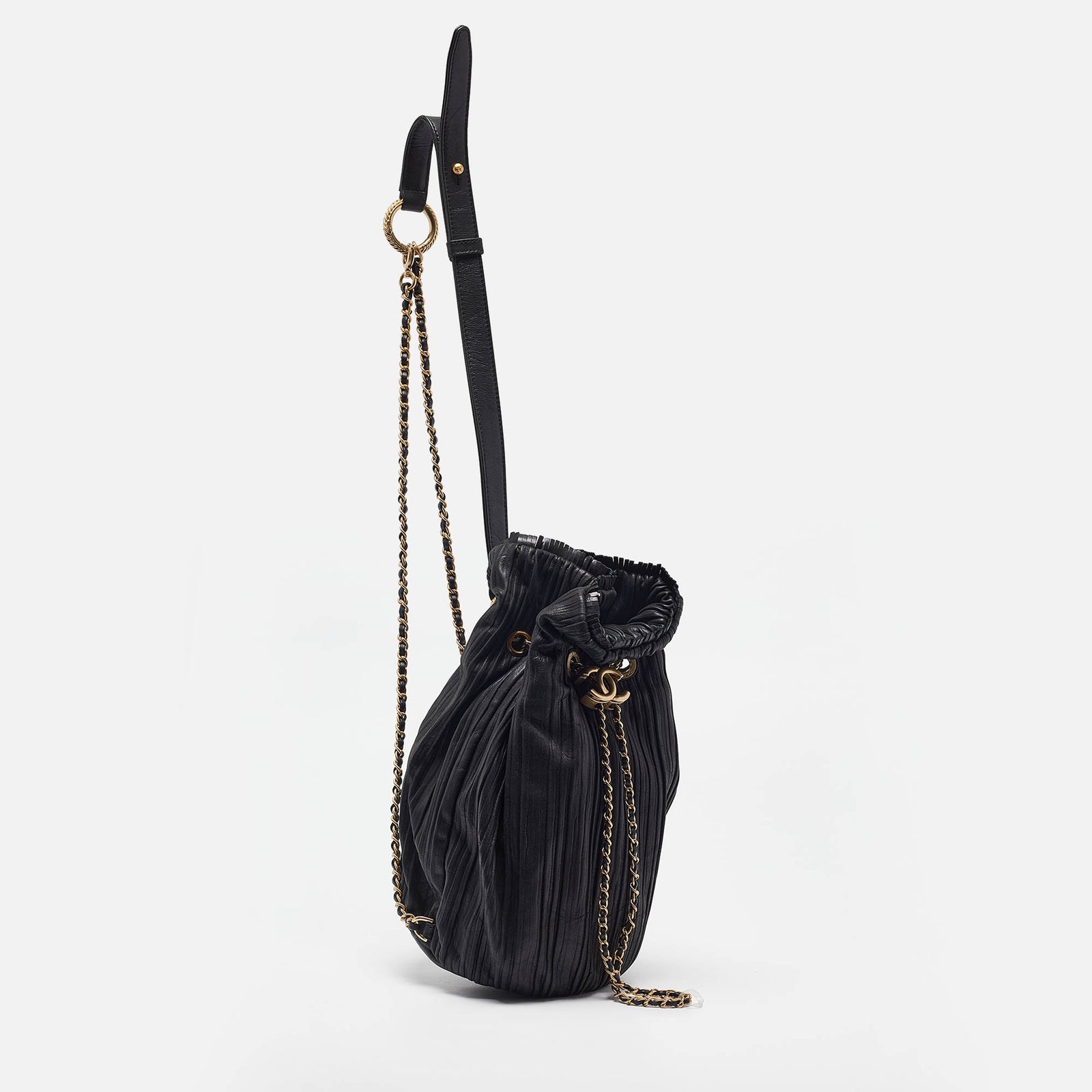 Chanel Schwarzer Sling-Rucksack „Coco Pleats“ aus schimmerndem Leder