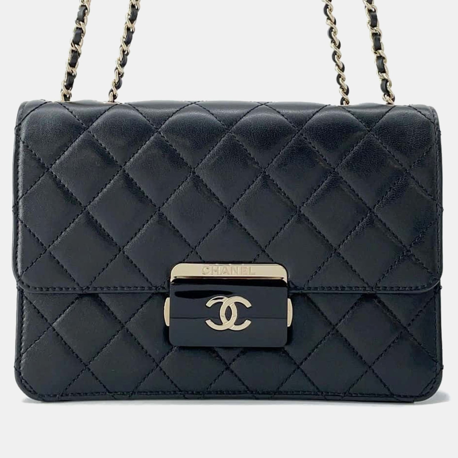 Chanel Sac à bandoulière en cuir matelassé noir avec fermoir à rabat