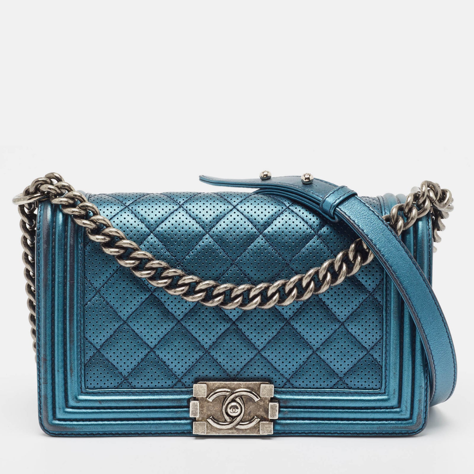 Chanel Sac à rabat pour garçon de taille moyenne en cuir matelassé perforé bleu métallisé