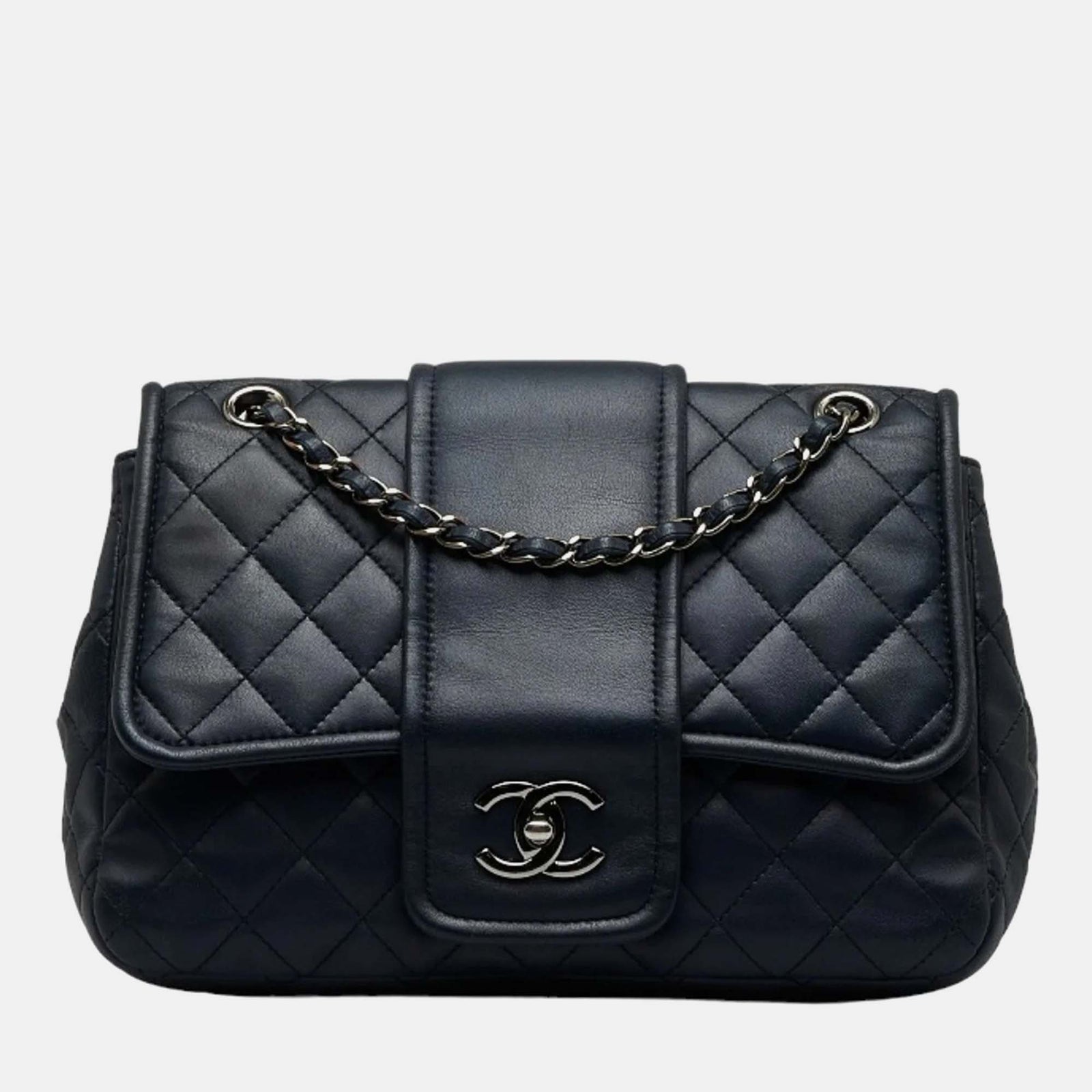 Chanel Marineblaue Matelassé-Umhängetasche aus Leder mit Kette