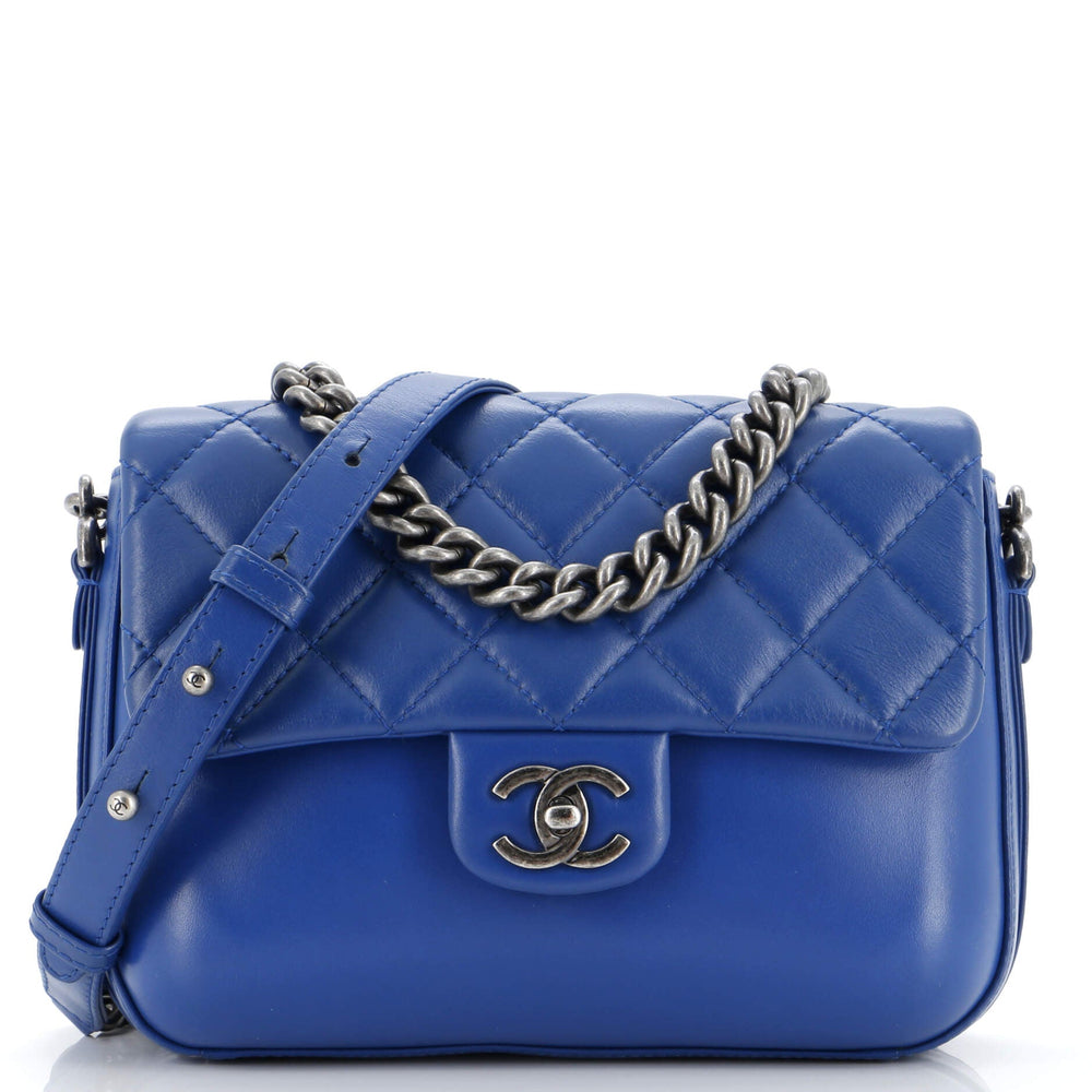 CHANEL Rock My Shoulder Flap Bag Mittelgroßes gestepptes Kalbsleder