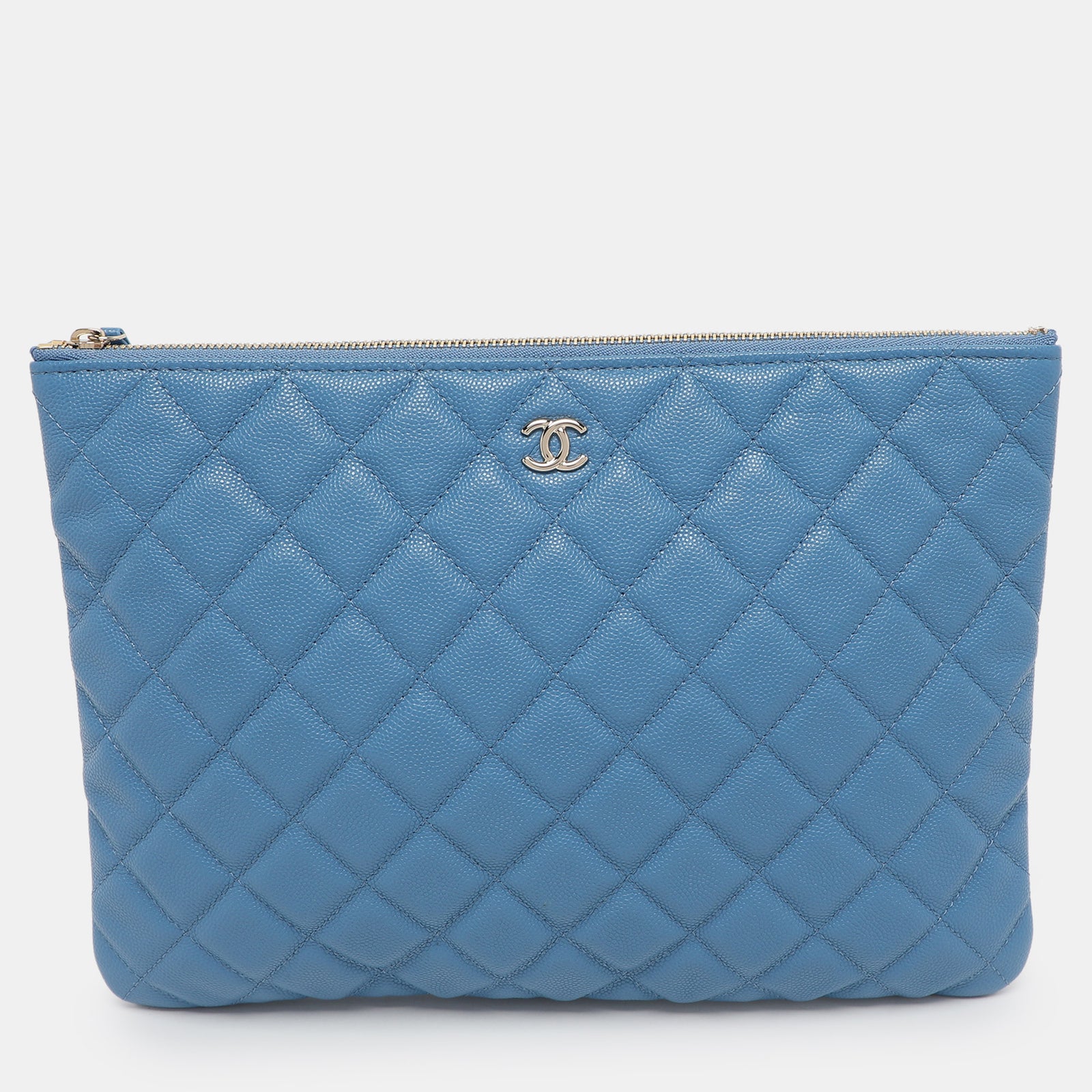 Chanel O-Case-Clutch aus gestepptem Kaviarleder in Blau