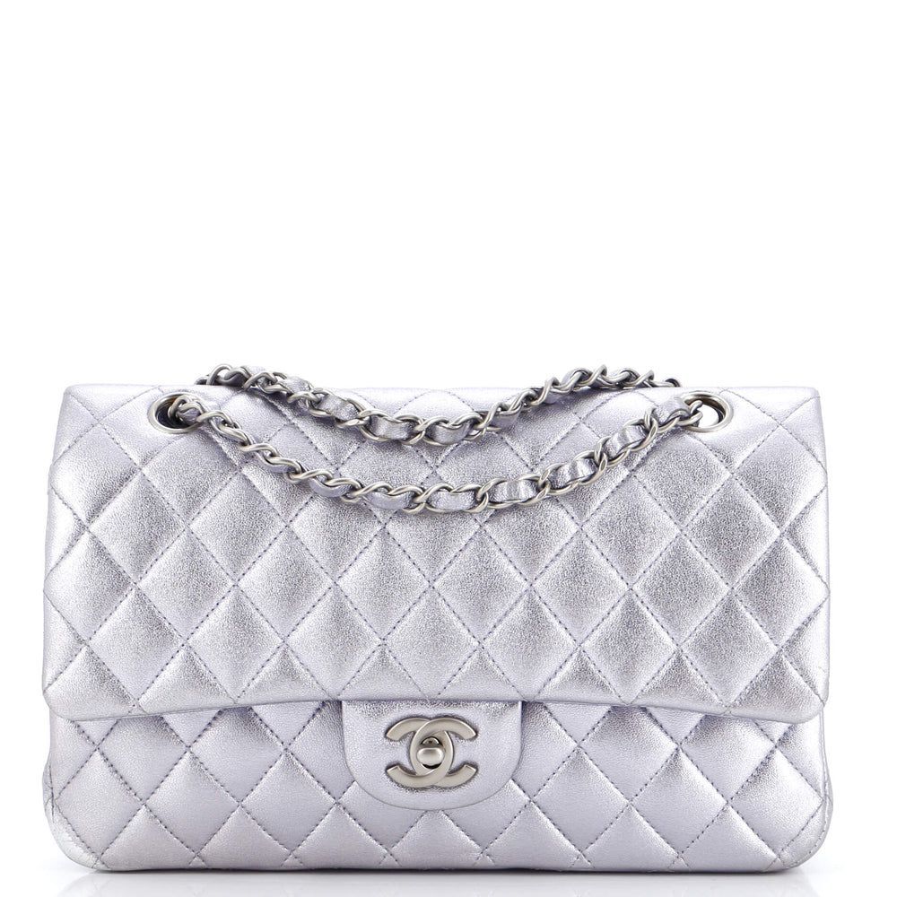 CHANEL Classic Double Flap Bag Mittelgroßes, gestepptes, schillerndes Kalbsleder