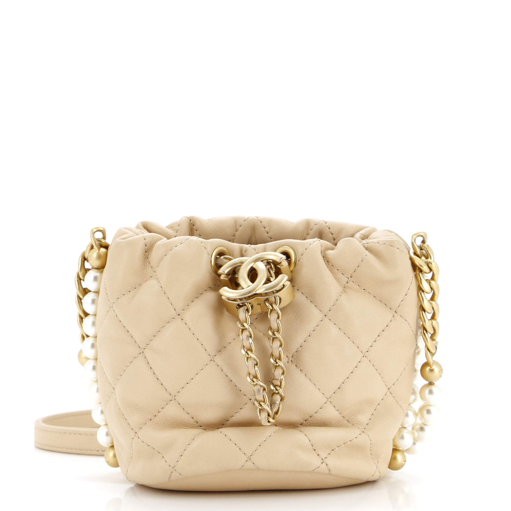 CHANEL About Pearls Bucket Bag gestepptes Kalbsleder Mini