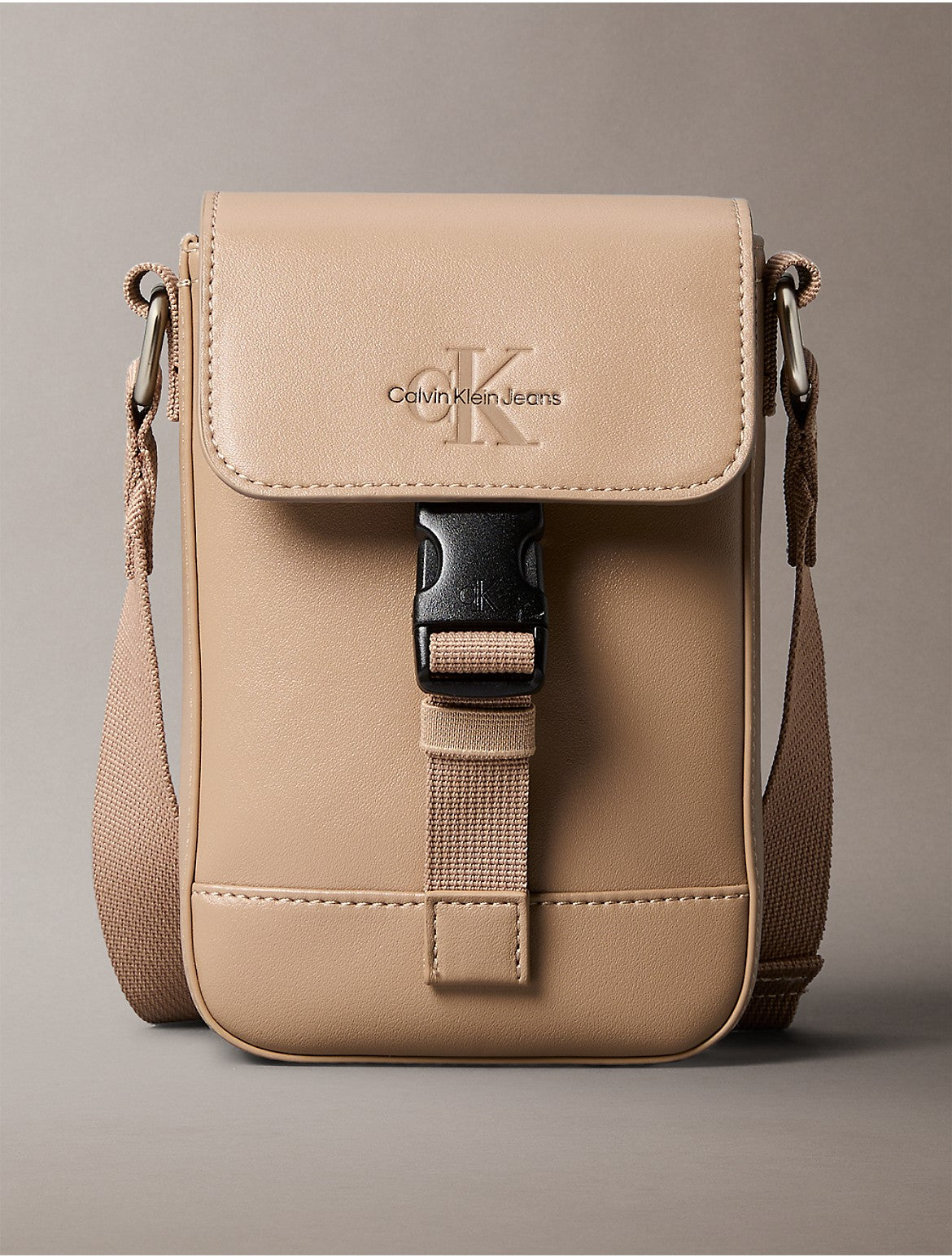 Calvin Klein Sac bandoulière à rabat pour téléphone avec logo monogramme pour homme - Marron