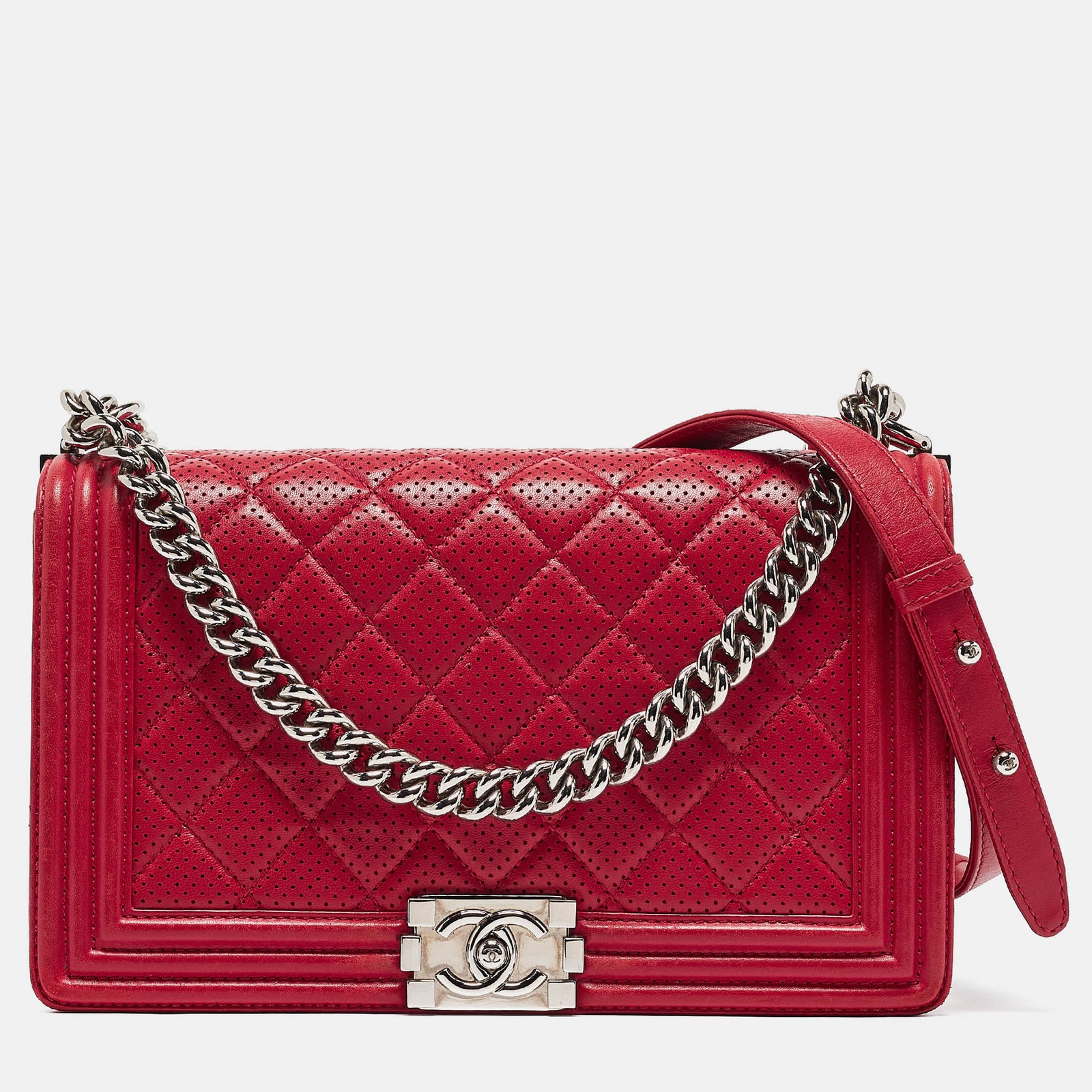 Chanel Sac pour garçon de taille moyenne en cuir perforé matelassé rouge