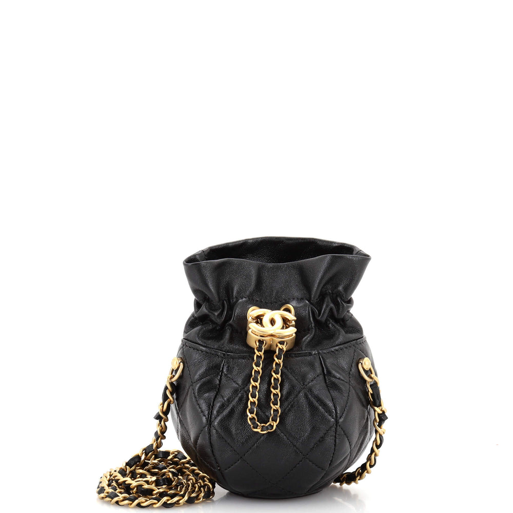 CHANEL Runde CC Bucket Clutch mit Kordelzug und Kette aus gestepptem Lammleder Mini