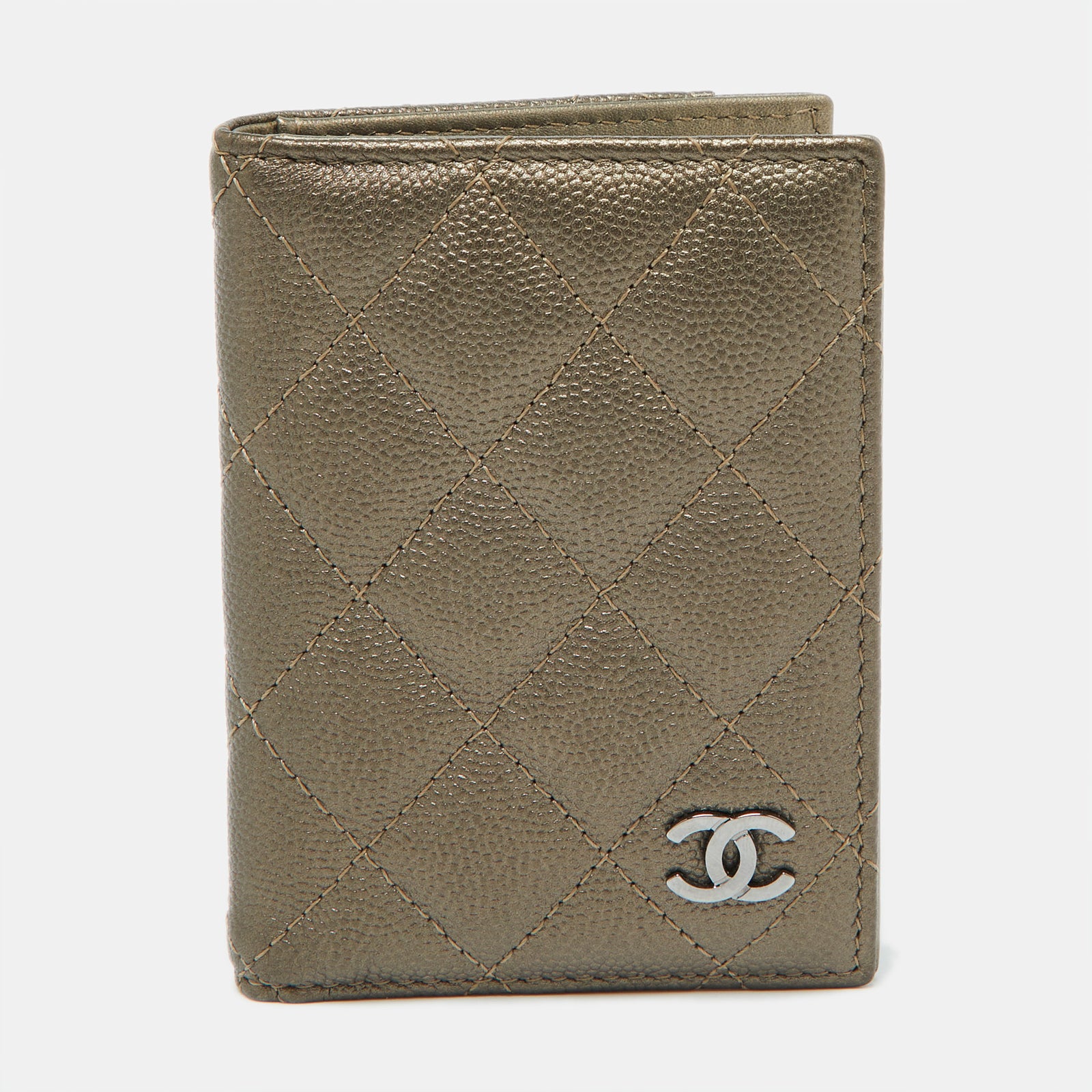 Chanel Kartenetui aus gestepptem Kaviarleder mit CC-Logo in Metallic