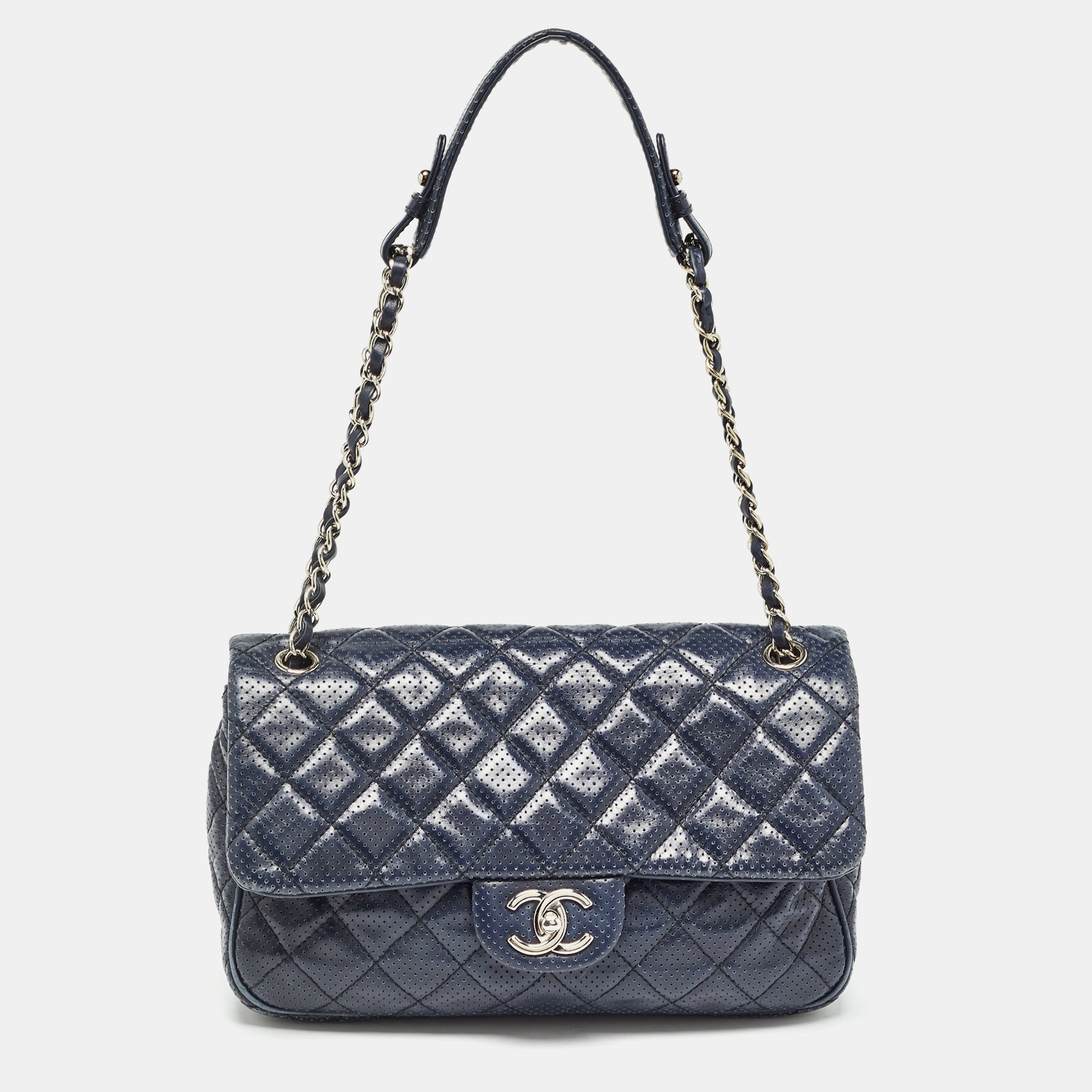 Chanel Sac à rabat en cuir perforé bleu marine