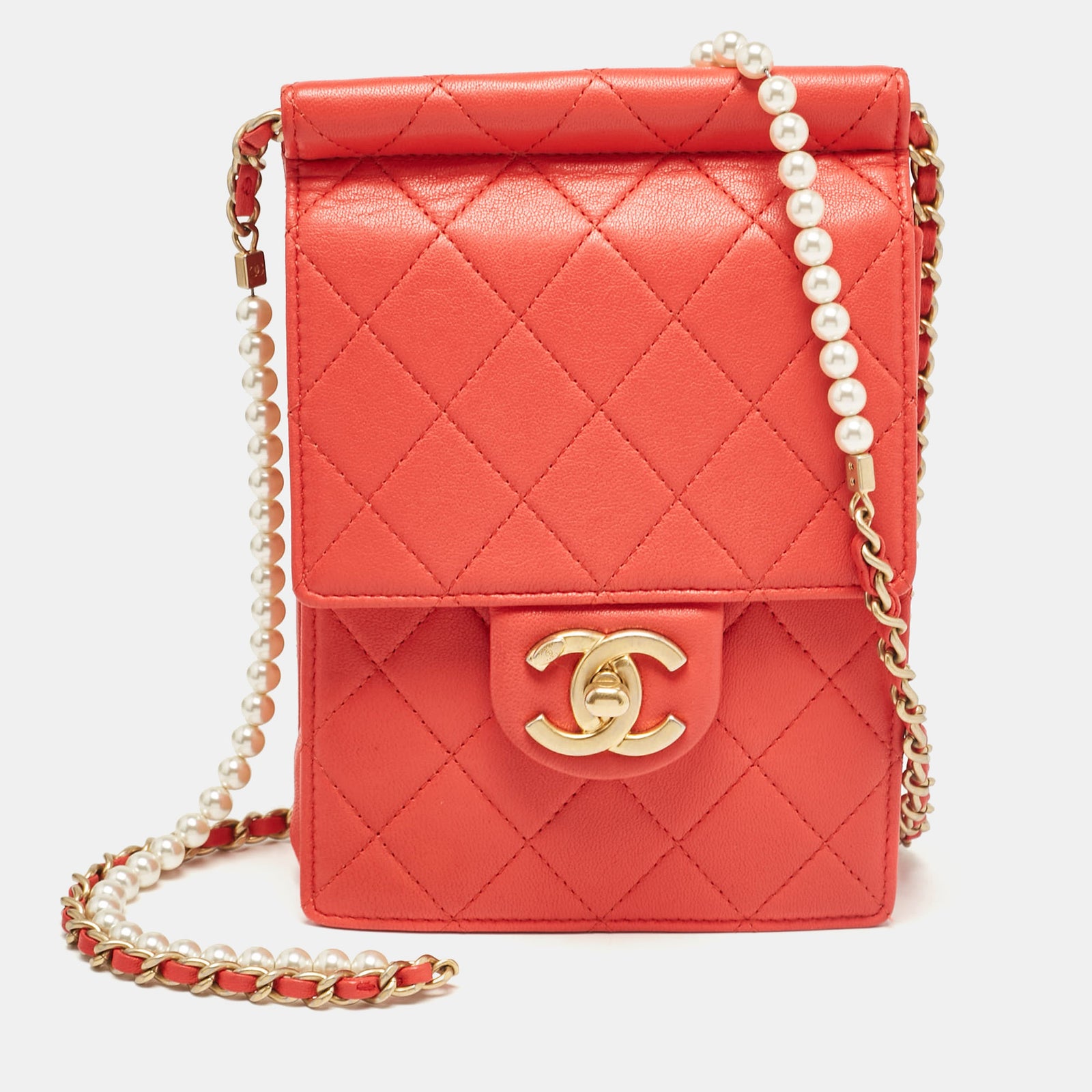 Chanel Rote Clutch aus gestepptem Leder mit vertikaler Perlenkette