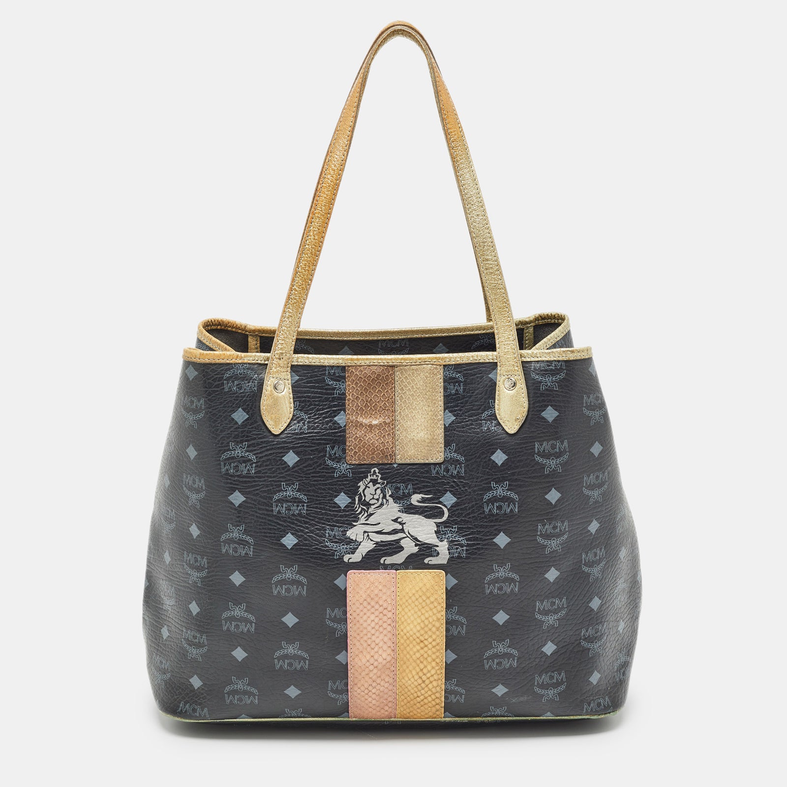 MCM Shopper „Princess Lion“ aus beschichtetem Canvas in Schwarz/Gold mit Visetos, geprägter Schlangenhaut und Leder