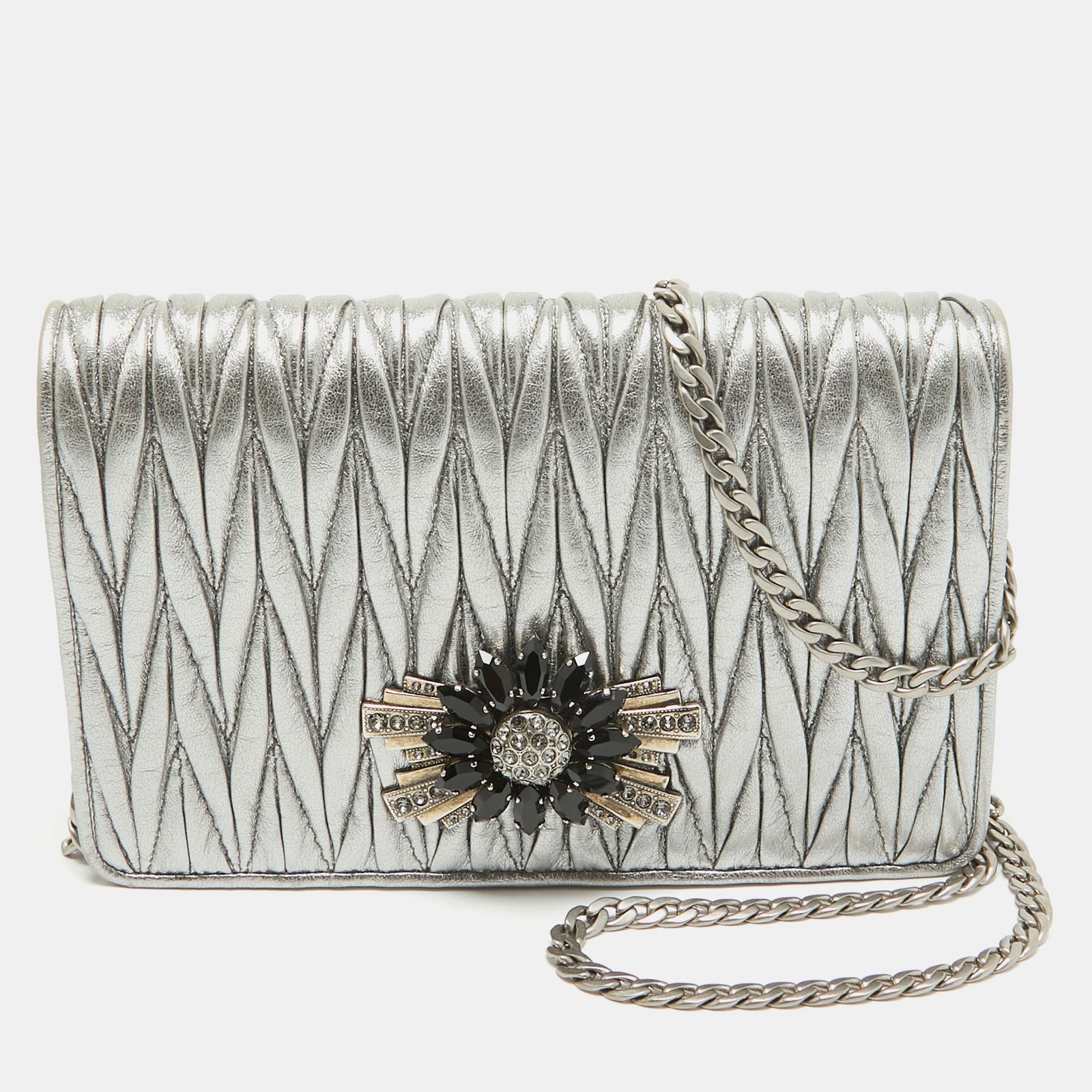 Miu Miu Pochette en cuir matelassé gris métallisé ornée de cristaux