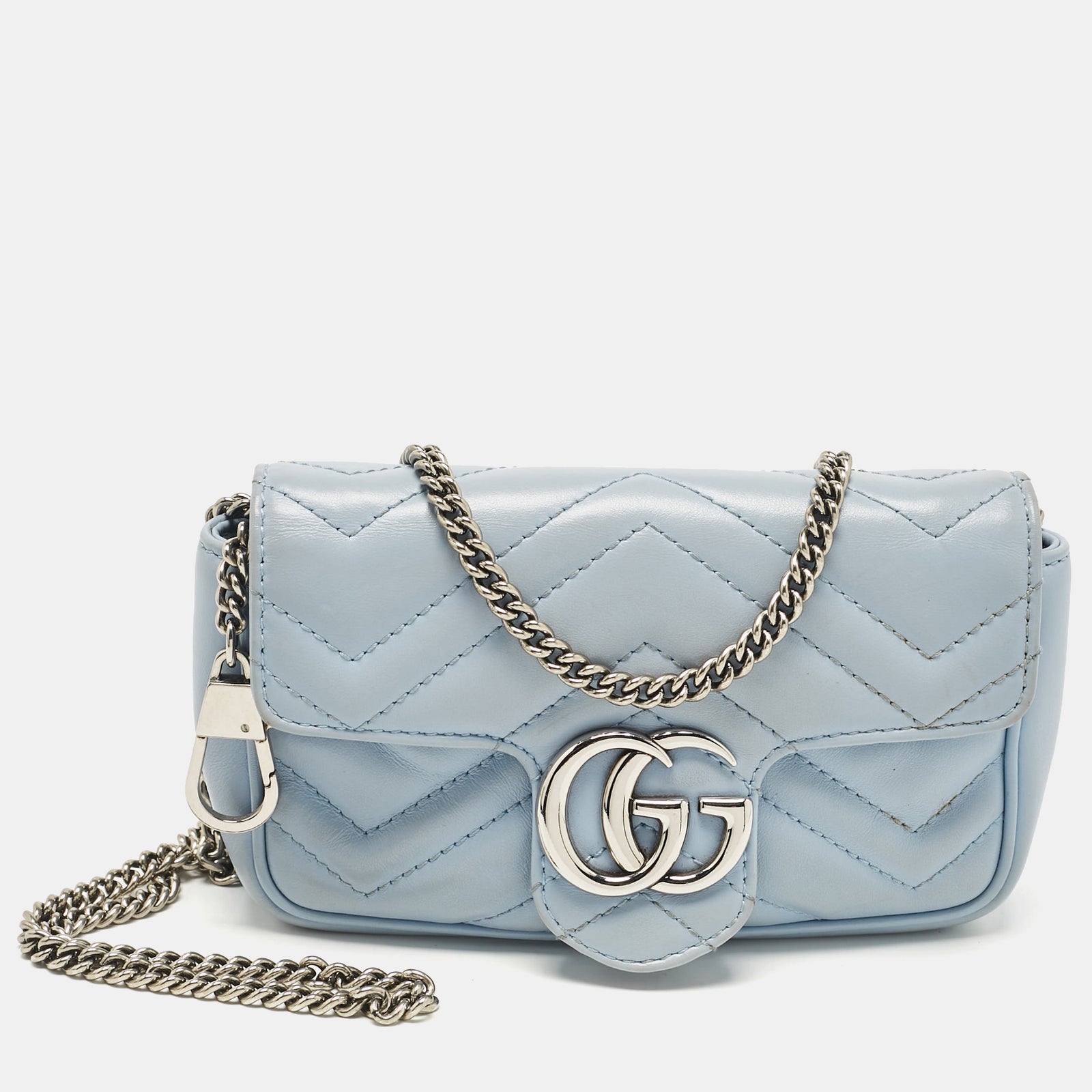 Gucci Super-Mini-Umhängetasche GG Marmont aus Matelassé-Leder in Hellblau