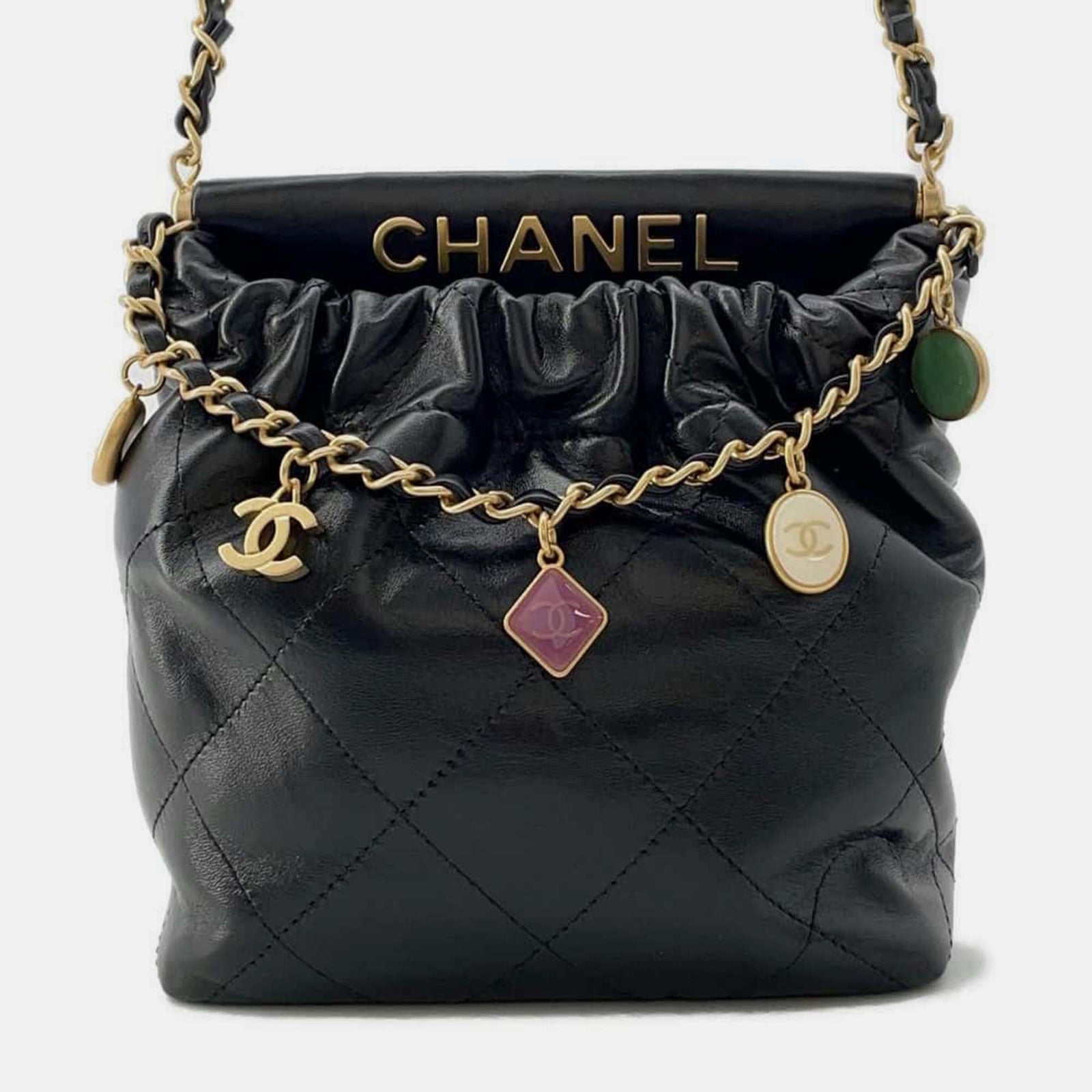 Chanel Petit sac seau matelassé en cuir d'agneau noir et résine