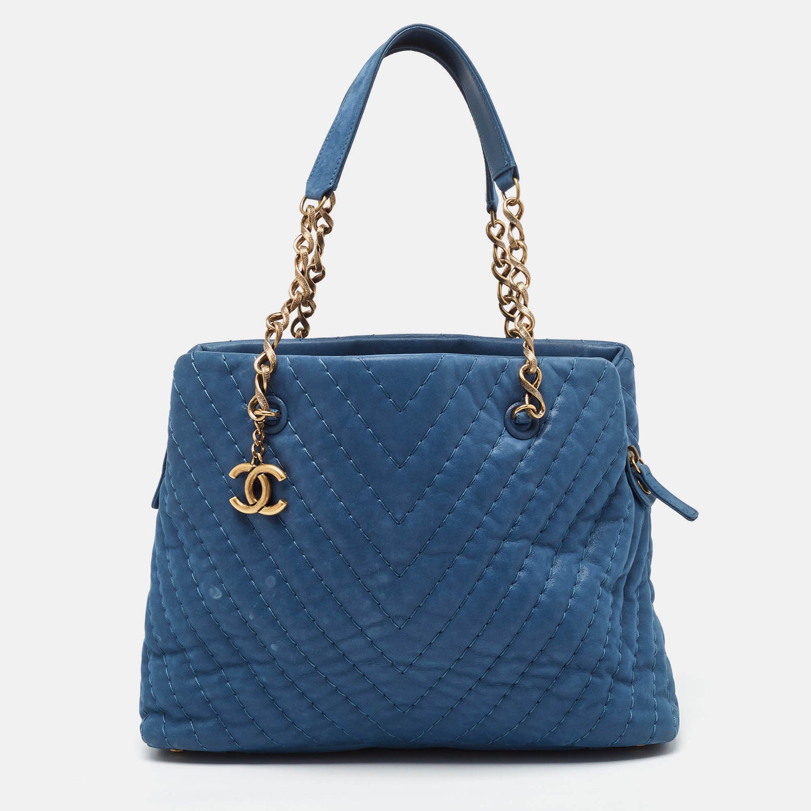 Chanel Blaue, schillernde CC-Charm-Kettentasche aus Leder mit Chevron-Muster