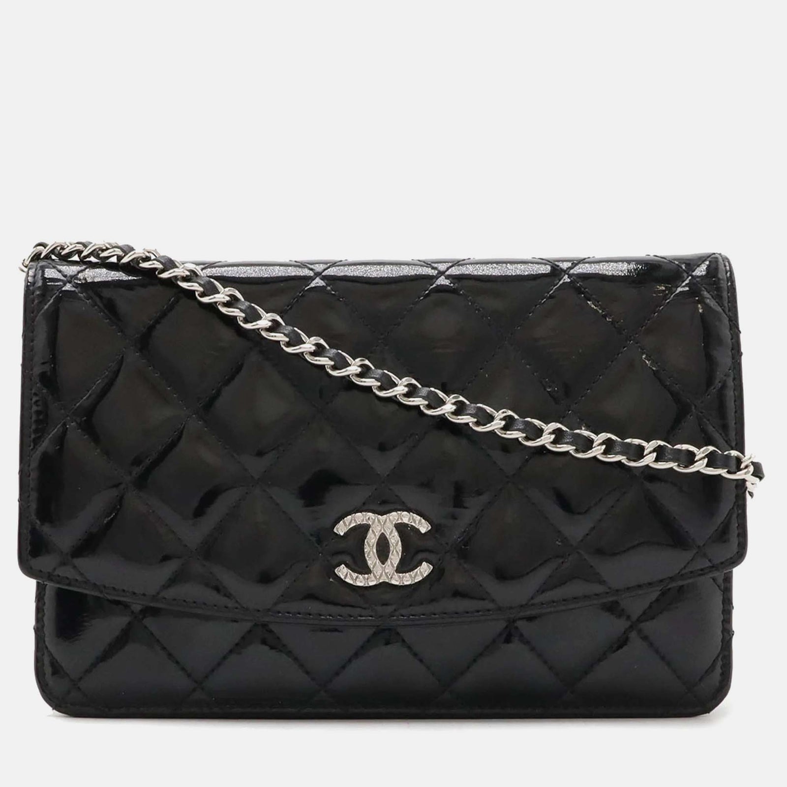 Chanel Schwarzes Matelassé-Portemonnaie aus emailliertem Leder mit Kette