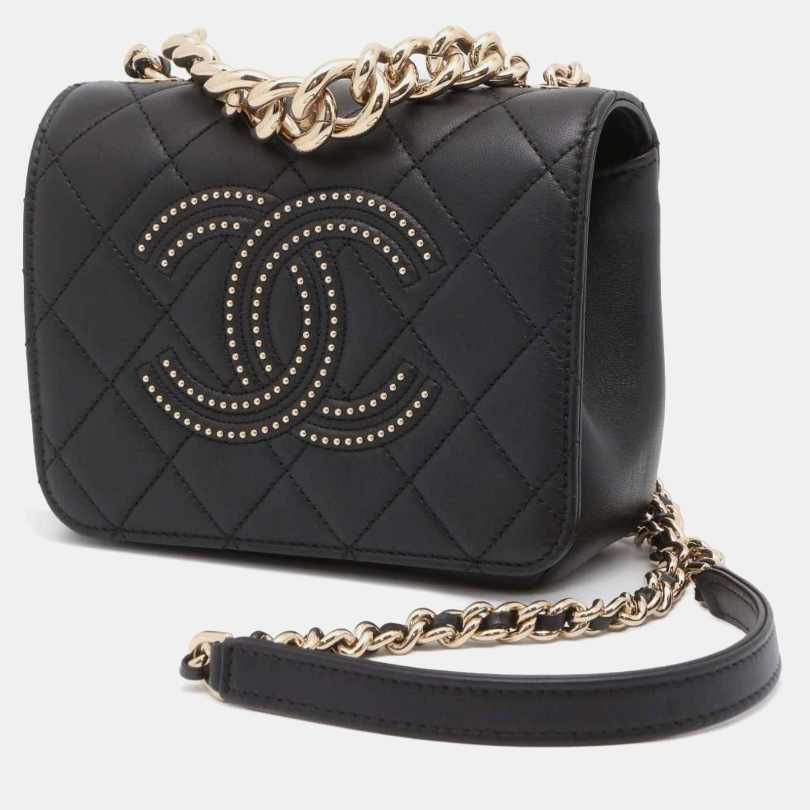 Chanel Sac à bandoulière à rabat en cuir d'agneau noir matelassé et clouté Beauty Begins