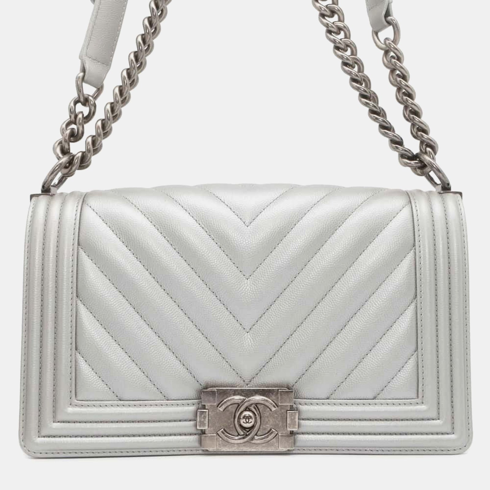 Chanel Mittelgroße Boy-Umhängetasche aus Leder in Metallic-Silber mit Chevron-Muster