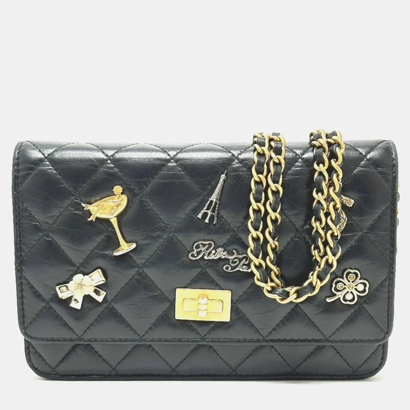 Chanel Schwarzes gestepptes Lucky Charms 2.55 Reissue Portemonnaie mit Kette aus gealtertem Kalbsleder