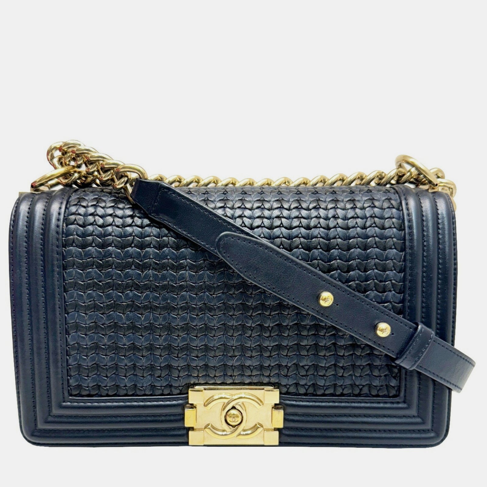 Chanel schwarze, marineblaue Schultertasche „Boy“ aus Leder mit Strickkette