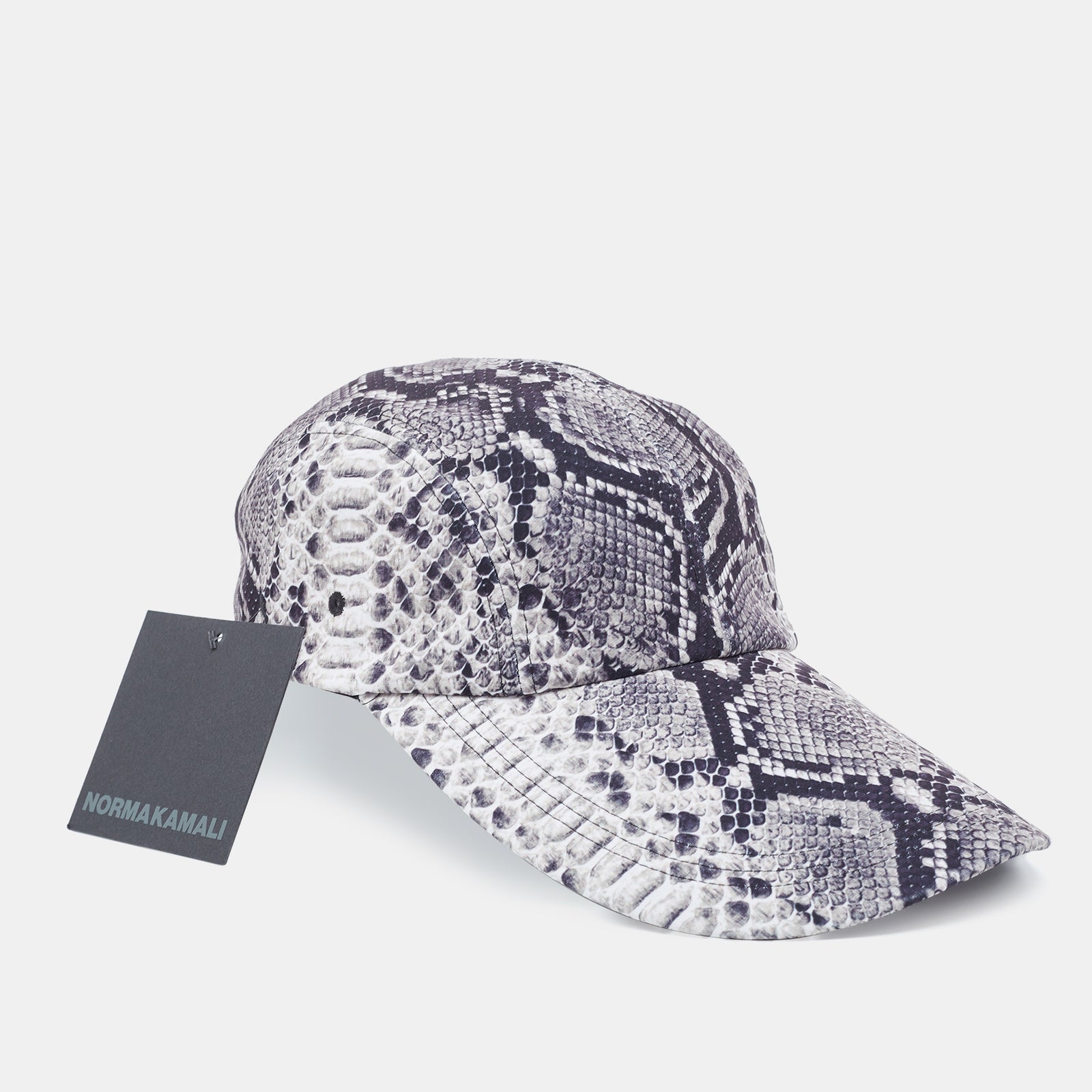 Norma Kamali Casquette de baseball à visière longue en poly lycra imprimé python noir/blanc, taille unique