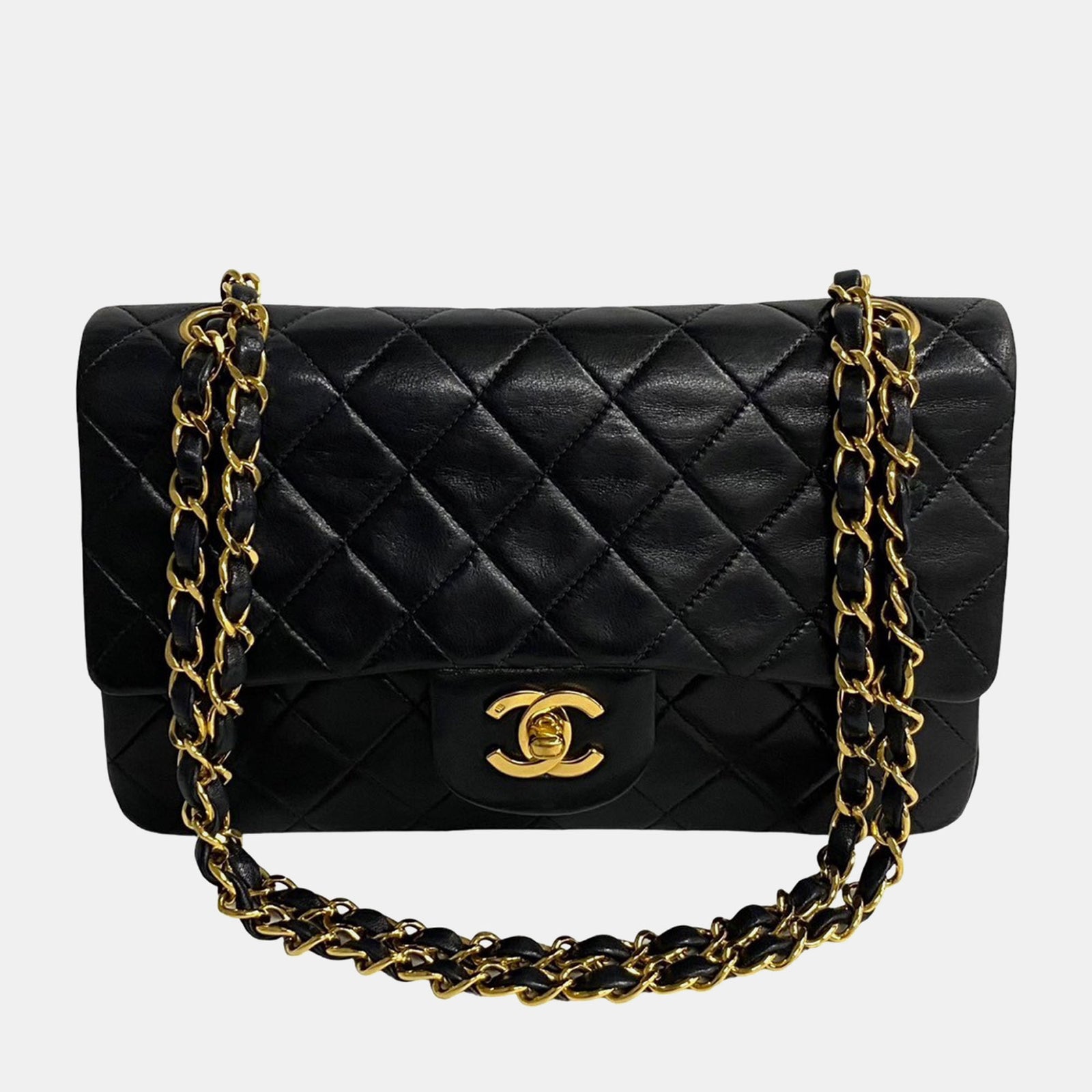 Chanel Kleine klassische Schultertasche aus schwarzem Lammleder mit Doppelklappe