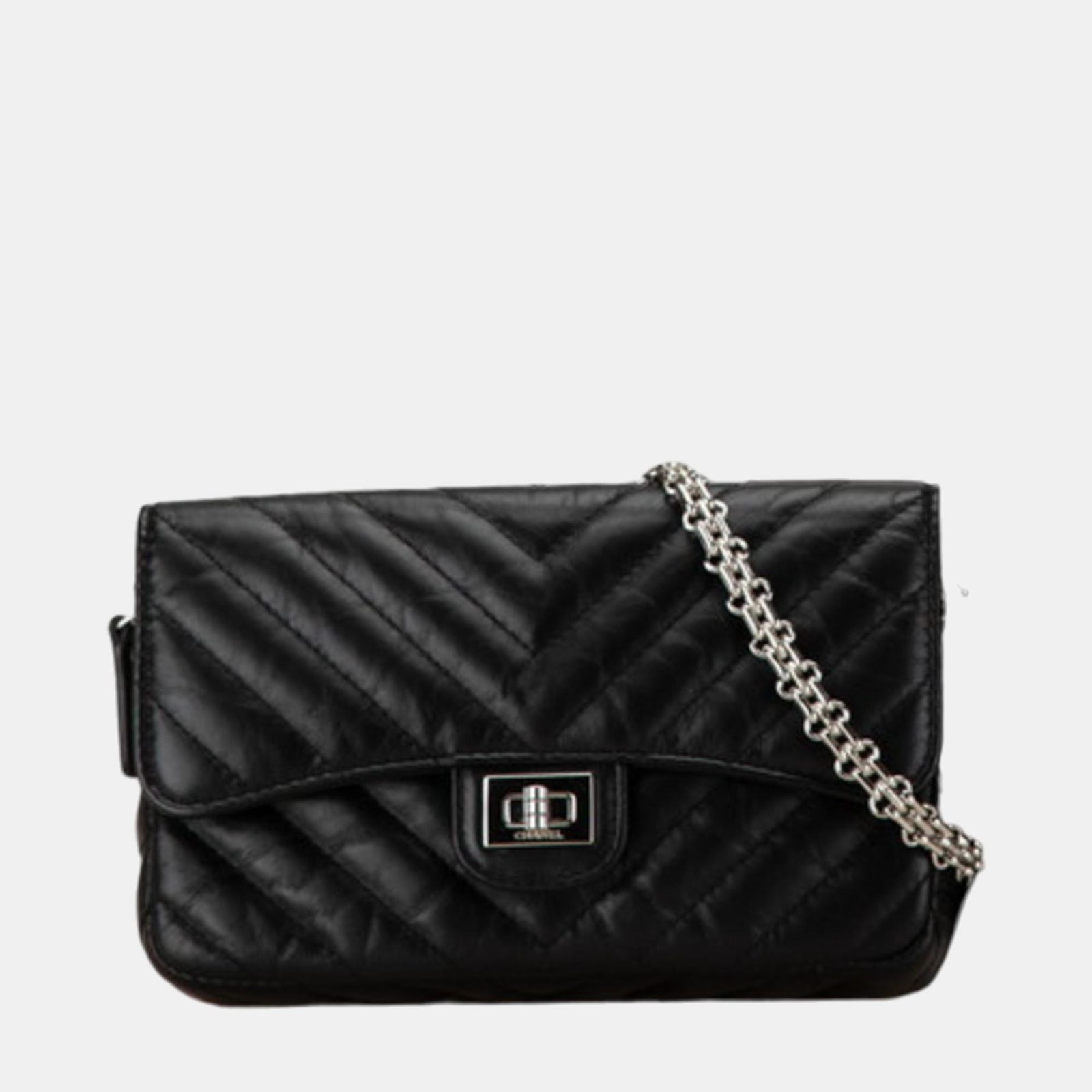 Chanel Schwarze Umhängetasche aus Lammleder mit Chevron-V-Stich und Kette