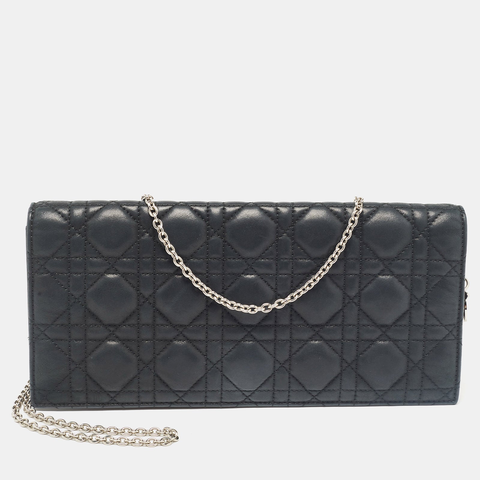 Dior Schwarze Clutch aus schimmerndem Cannage-Leder mit Kette