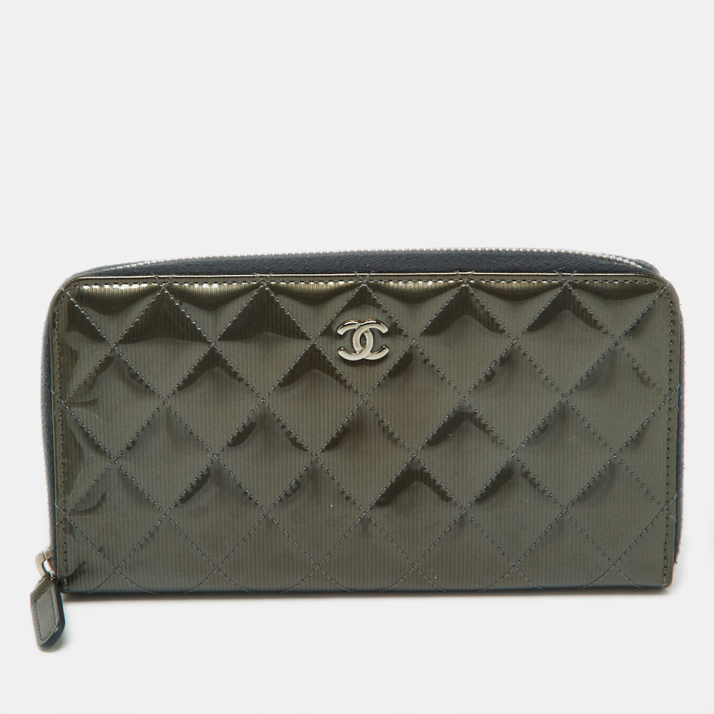 Chanel Portefeuille zippé classique en cuir verni matelassé vert olive