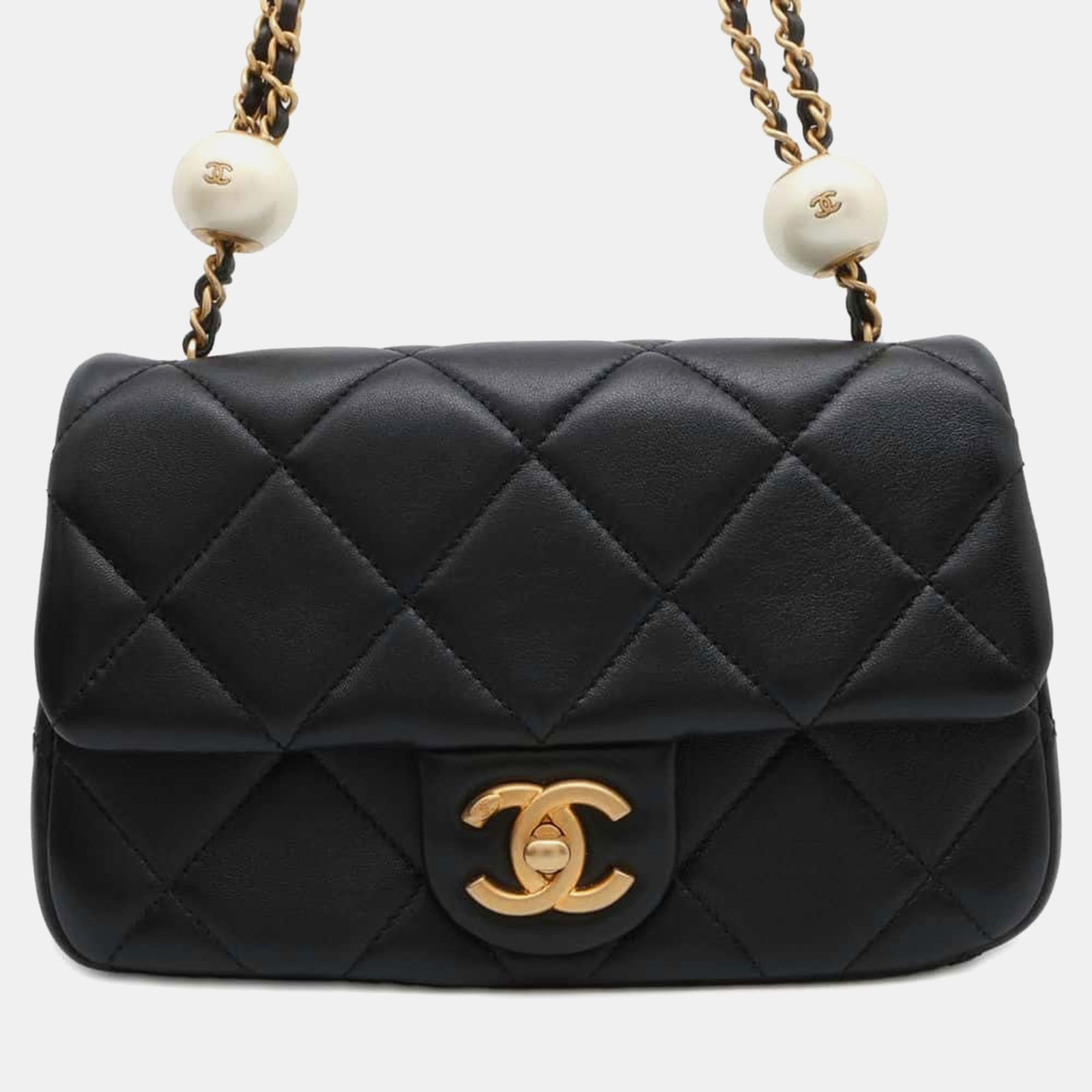 Chanel Sac à rabat en fausse fourrure d'agneau noire matelassée avec perles, taille S