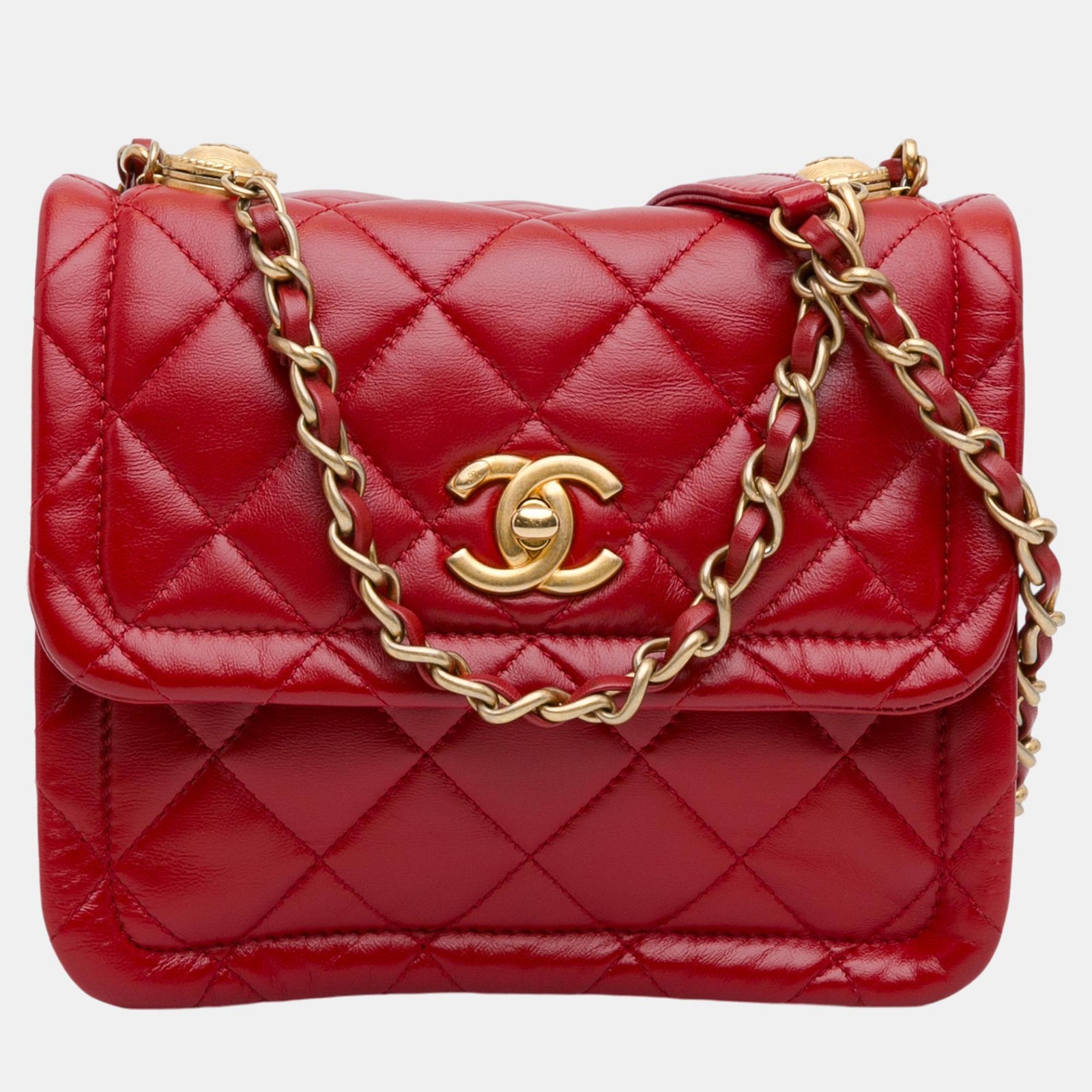 Chanel Mini sac carré matelassé à rabat en cuir d'agneau rouge