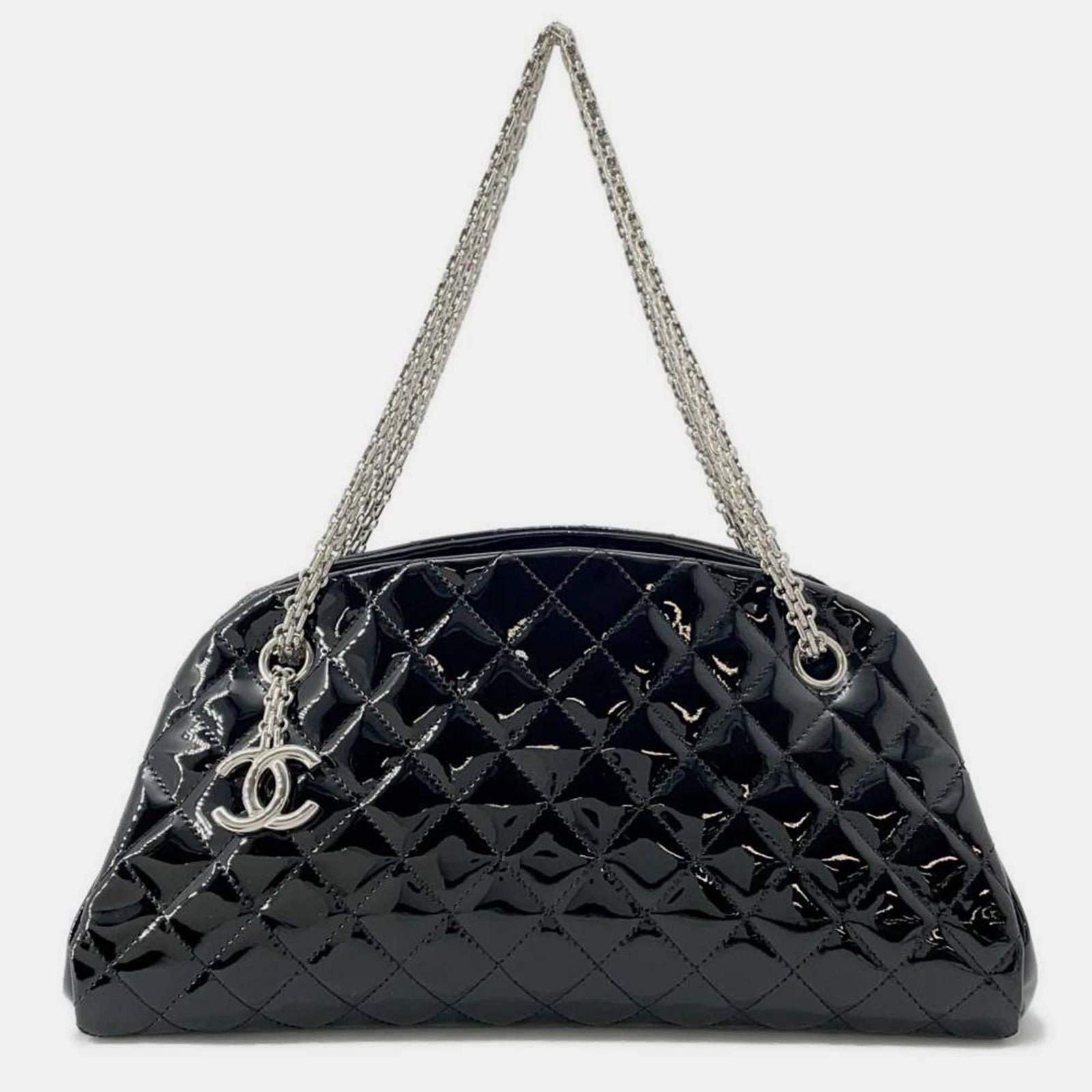 Chanel Schwarze, gesteppte Bowlingtasche aus Lackleder von Just Mademoiselle, mittelgroß